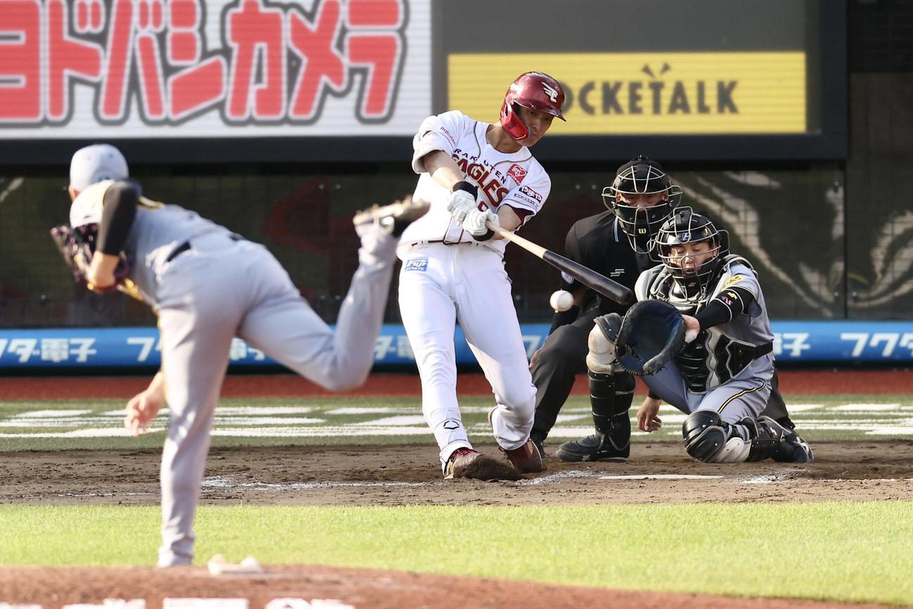 楽天対阪神　延長12回裏楽天1死二塁、右前打を放つ辰己。投手湯浅（撮影・河田真司）
