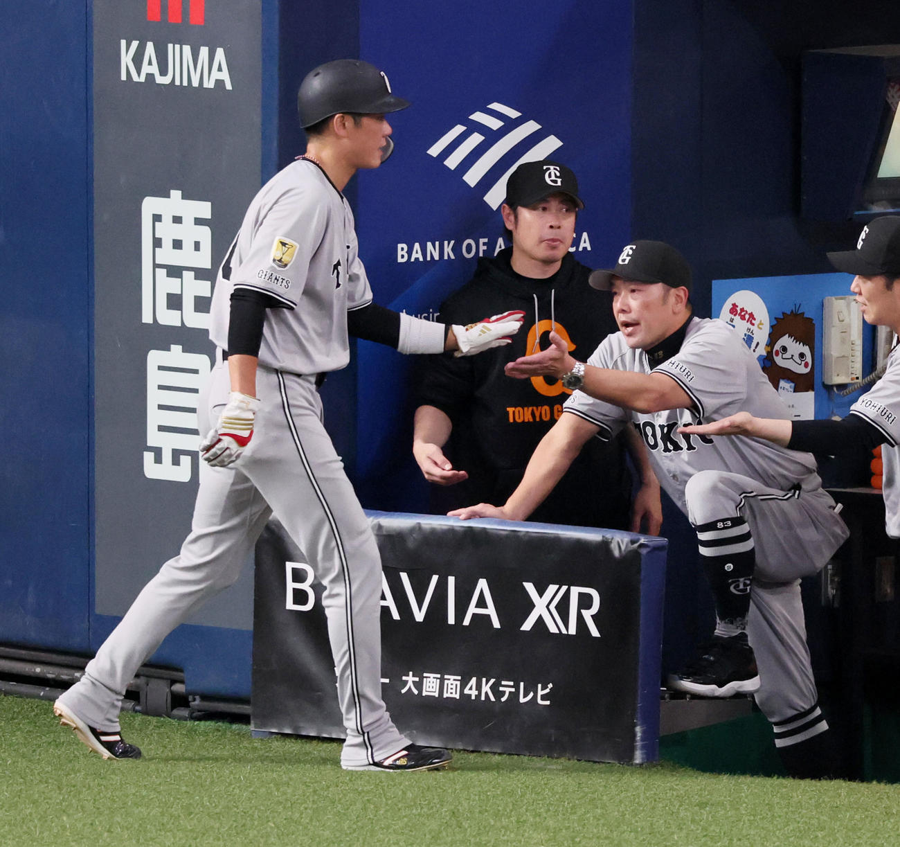 オリックス対巨人　7回表巨人1死一、二塁、二塁走者坂本は甲斐の中前適時打で生還しベンチの阿部監督（右）とタッチする（撮影・加藤哉）
