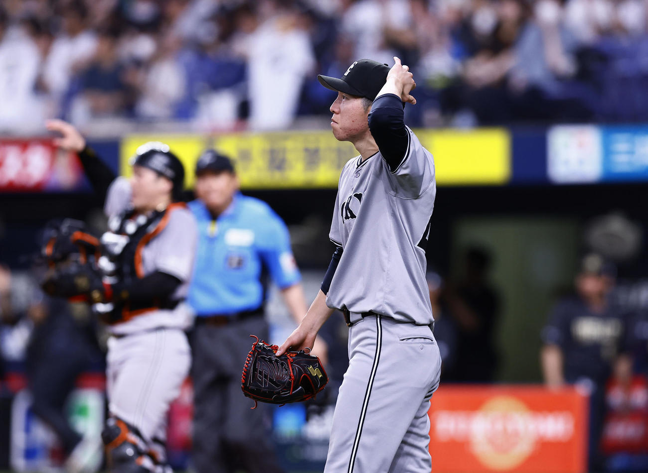 オリックス対巨人　5回裏オリックス2死一、二塁、西川に2点適時二塁打を許した戸郷（撮影・藤尾明華）