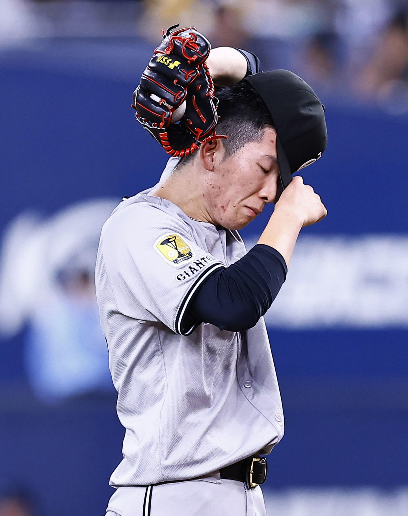オリックス対巨人　5回、汗をぬぐう巨人戸郷（撮影・藤尾明華）
