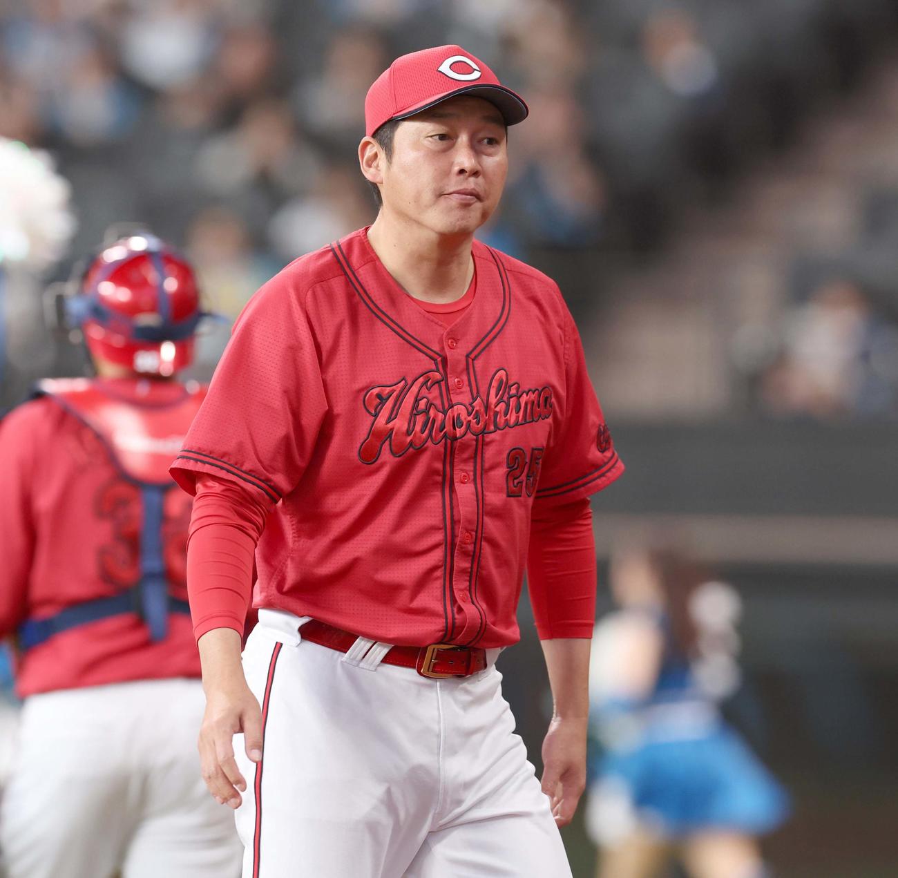 日本ハム対広島　選手交代を告げる新井監督（撮影・黒川智章）