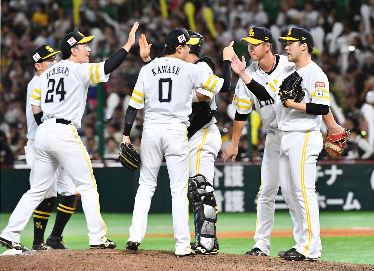 ソフトバンク対DeNA DeNAに勝利し、最終回を締めた藤井（右端）はマウンドでナインとタッチを交わす（撮影・岩下翔太）