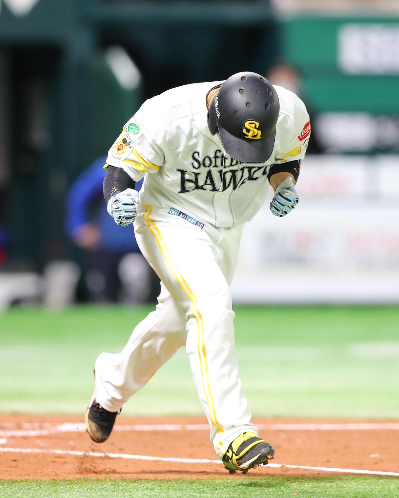 ソフトバンク対DeNA 4回裏ソフトバンク1死一塁、近藤は右越えに先制2点本塁打を放ち渾身のガッツポーズ（撮影・梅根麻紀）