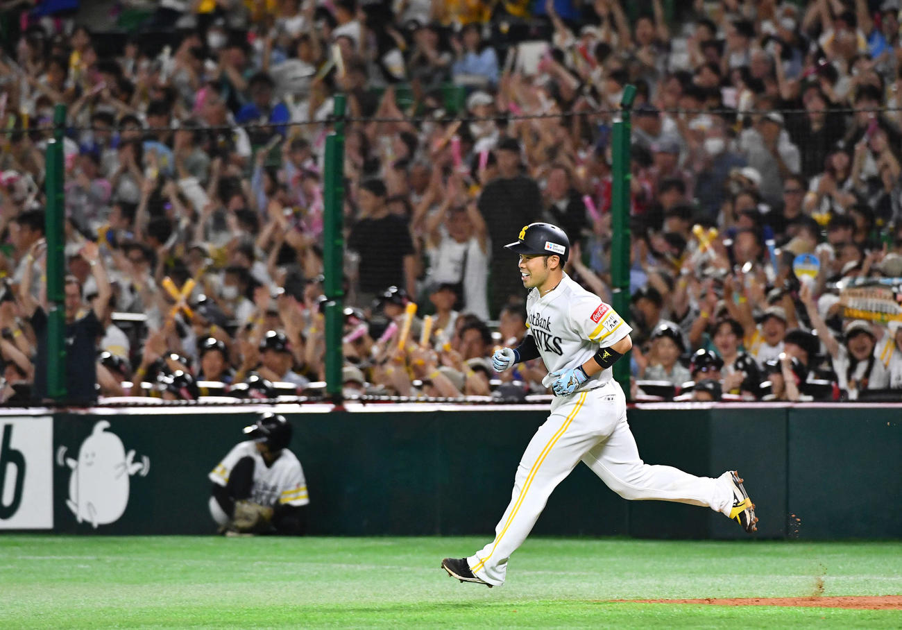 ソフトバンク対DeNA 4回裏ソフトバンク1死一塁、先制の右越え2点本塁打を放った近藤は笑顔でダイヤモンドを一周する（撮影・岩下翔太）