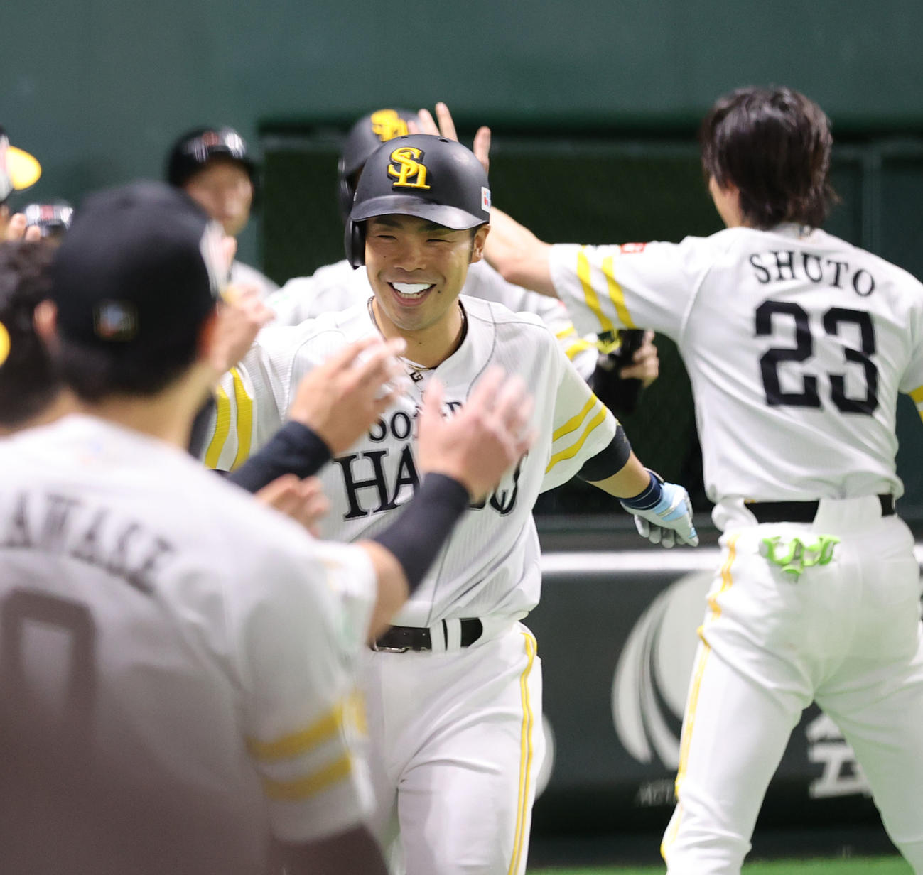 ソフトバンク対DeNA 4回裏ソフトバンク1死一塁、近藤は右越えに先制2点本塁打を放ちベンチのナインとハイタッチ（撮影・梅根麻紀）