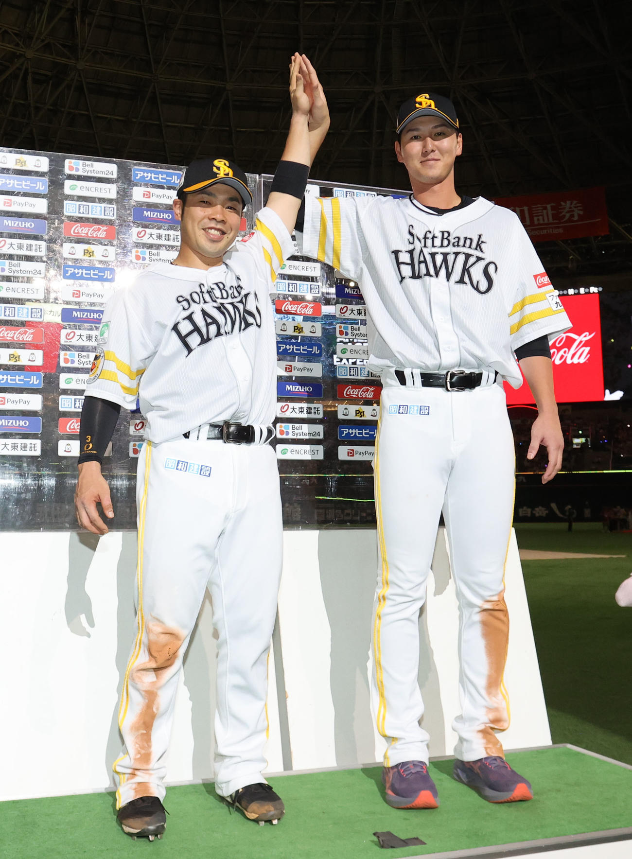 ソフトバンク対DeNA　ヒーローになった近藤（左）と秋広（撮影・梅根麻紀）
