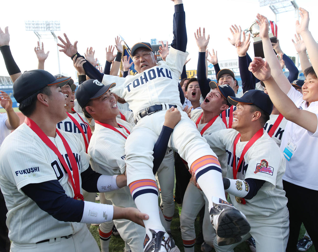 優勝した東北福祉大・山路監督はナインから胴上げされる（撮影・柴田隆二）