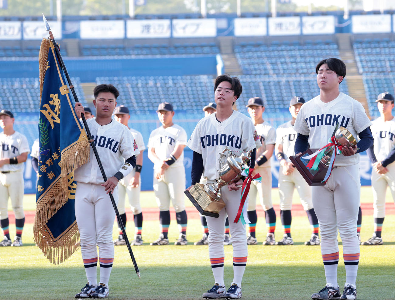 優勝した、左はから東北福祉大・仲宗根主将、桜井頼、堀越は優勝旗、優勝杯を受け取る（撮影・柴田隆二）