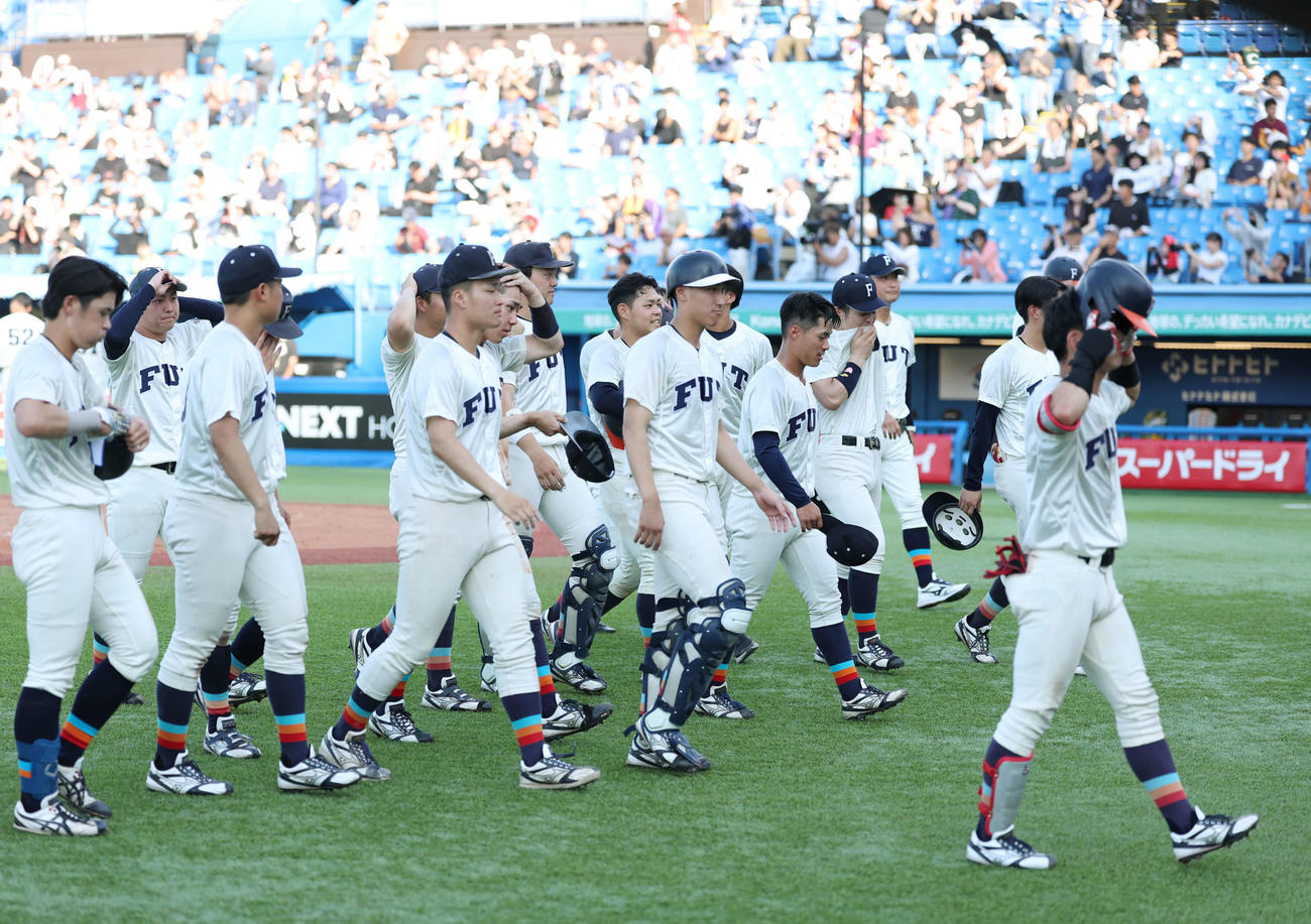 東北福祉大対福井工業大　試合終了後がっくりとした姿でベンチに戻る福井工業大ナイン（撮影・増田悦実）