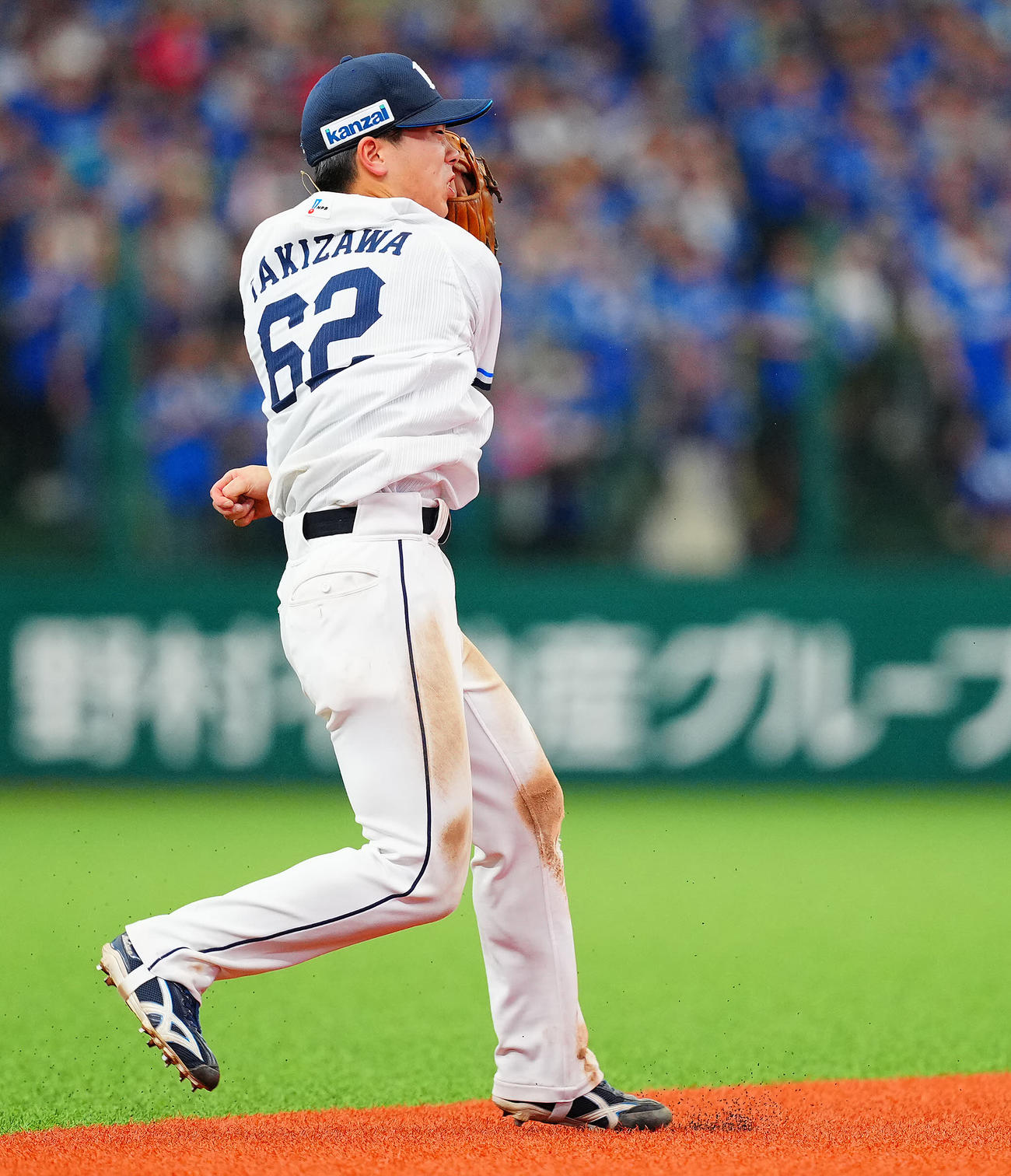 西武対中日　9回表中日無死、カリステの深い遊ゴロを鋭い送球でアウトにする滝沢（撮影・垰建太）