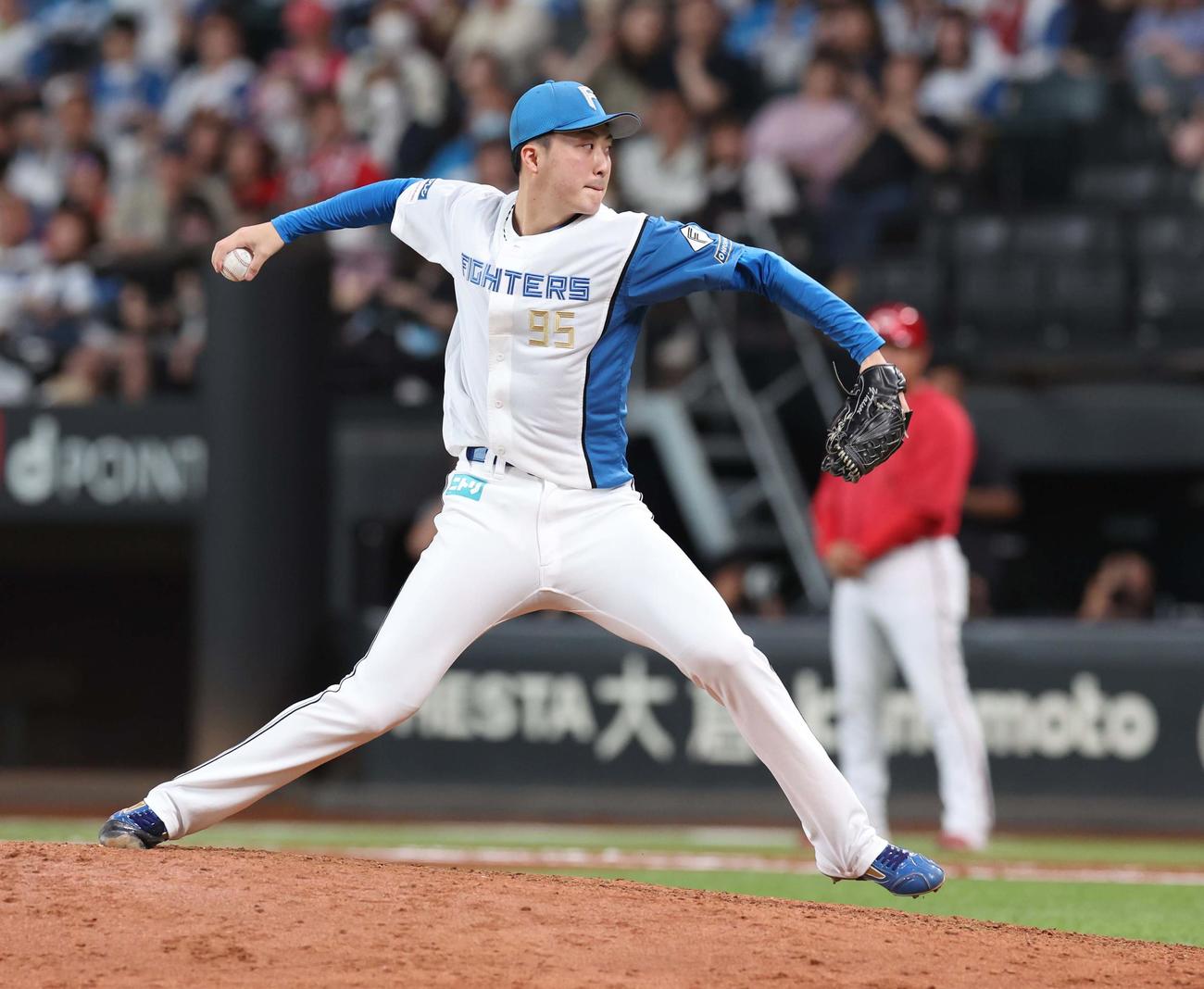 日本ハム対広島　10回に登板の柳川（撮影・黒川智章）