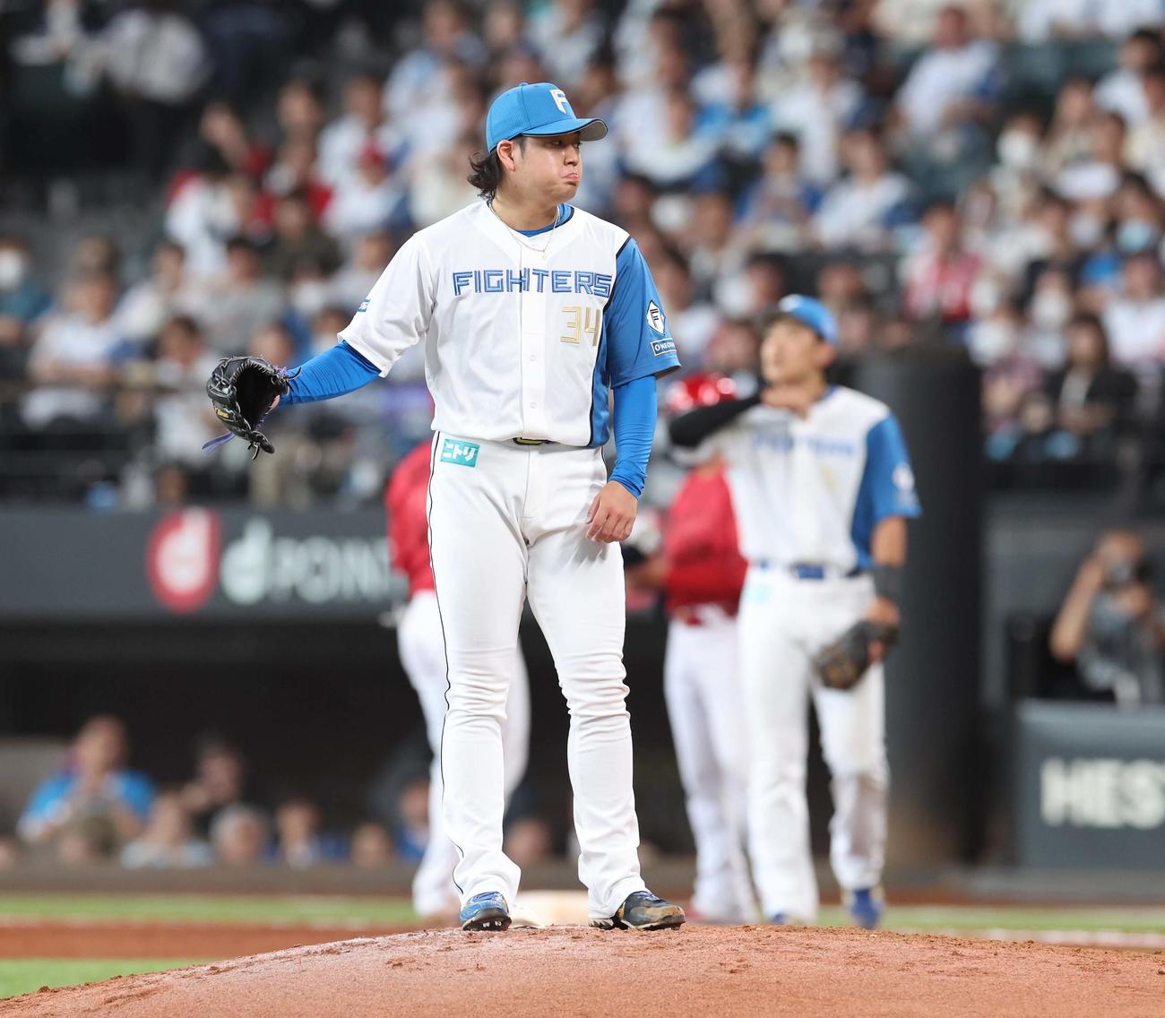 日本ハム対広島　6回表、2番手登板の堀は失点し渋い表情（撮影・黒川智章）