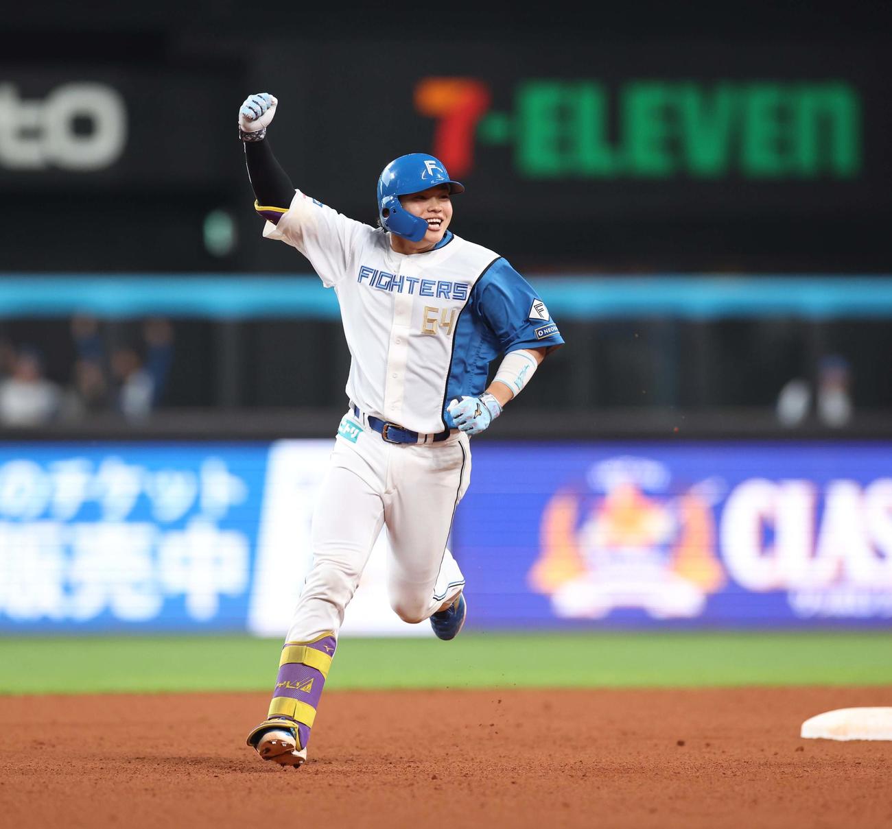 日本ハム対広島　10回裏日本ハム無死、右越えサヨナラ本塁打を放ちガッツポーズの田宮（撮影・黒川智章）