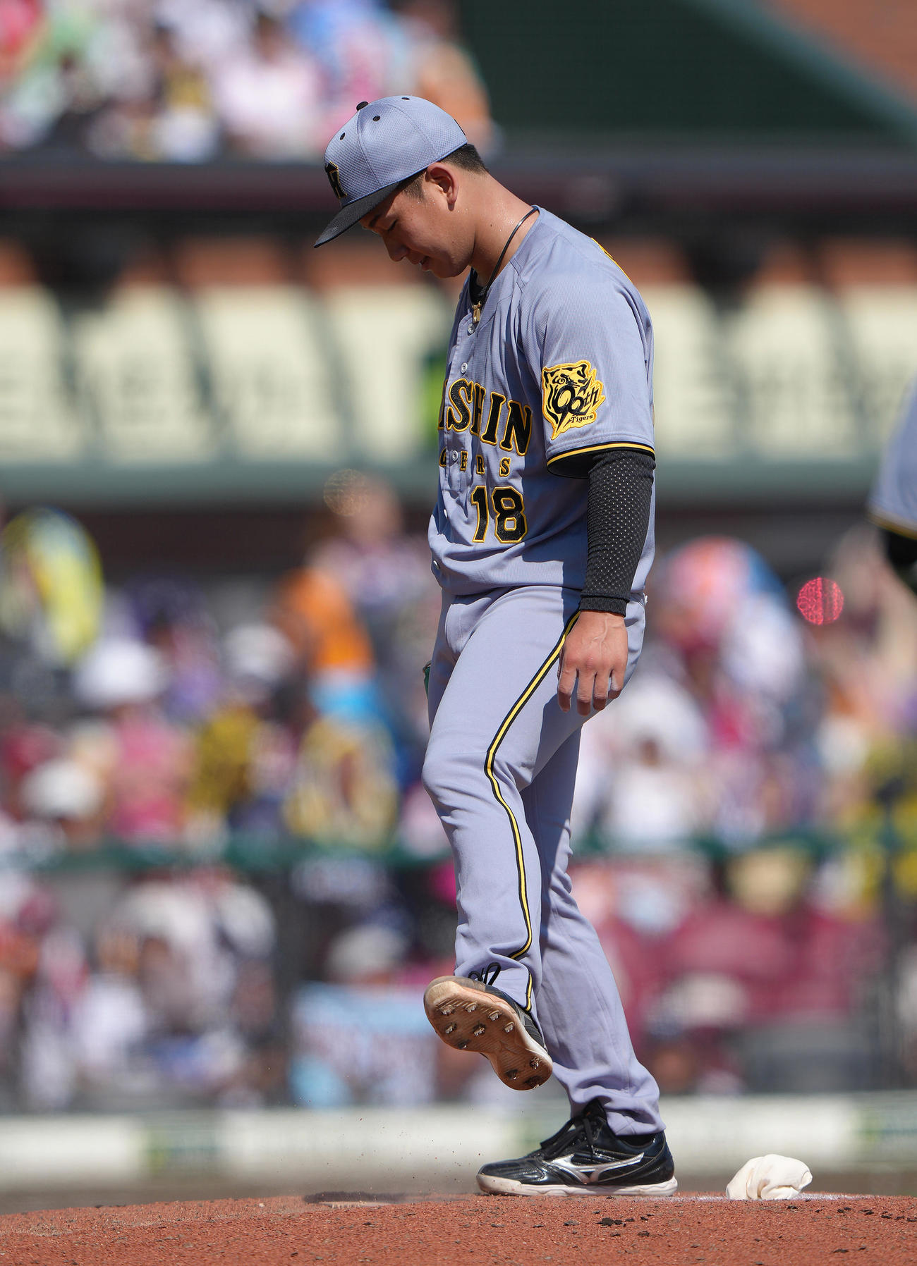 楽天対阪神　5回裏楽天2死二塁、村林に左適時二塁打を浴びた伊原（撮影・足立雅史）