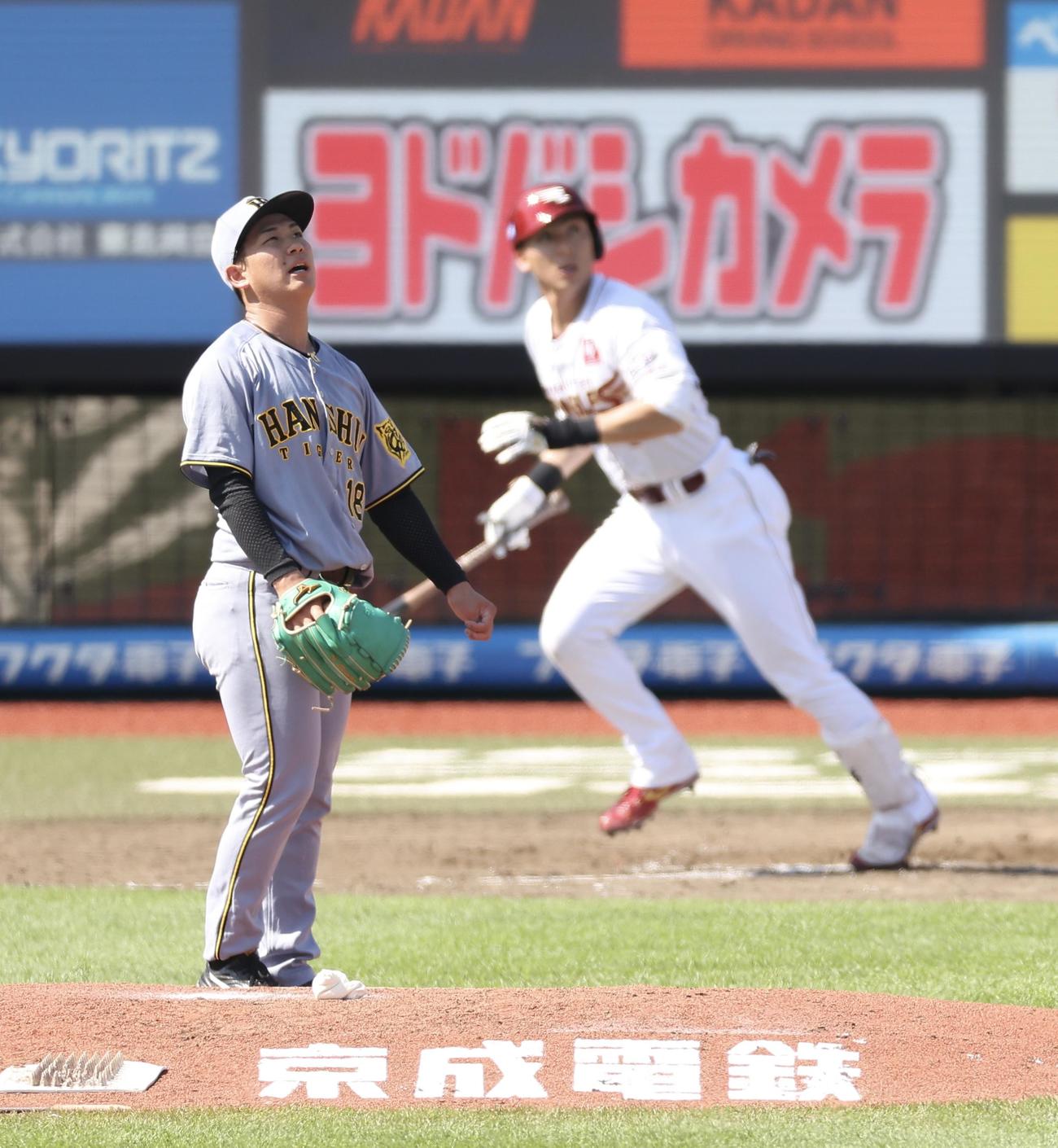 楽天対阪神　5回裏楽天2死二塁、村林に適時二塁打を浴びる伊原（撮影・河田真司）