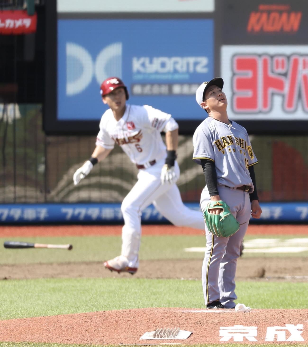 楽天対阪神　5回裏楽天2死二塁、村林に適時二塁打を浴びる伊原（撮影・河田真司）