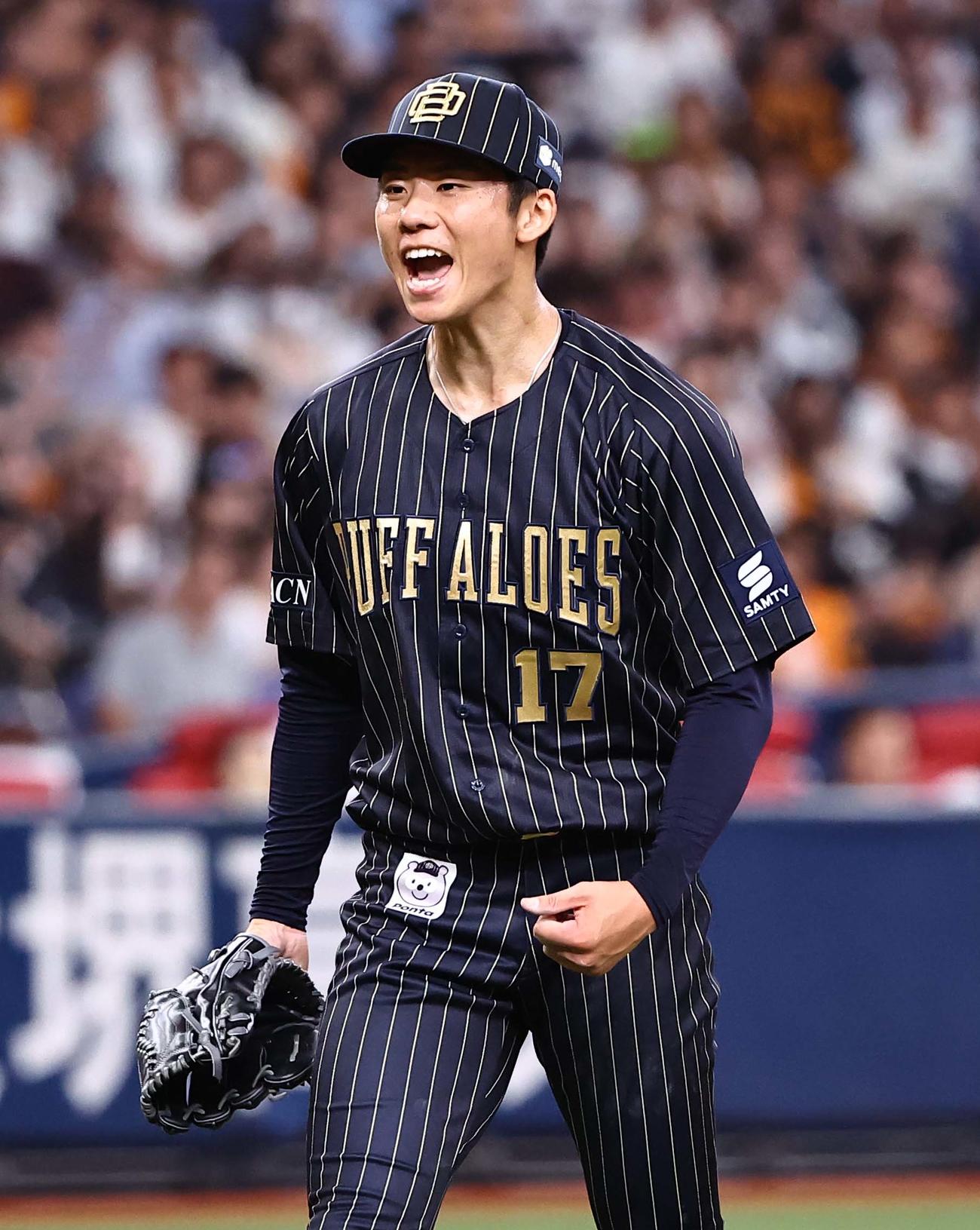 オリックス対巨人　6回表巨人2死一、二塁、丸佳浩を三飛に打ち取り雄たけびをあげる曽谷（撮影・上田博志）