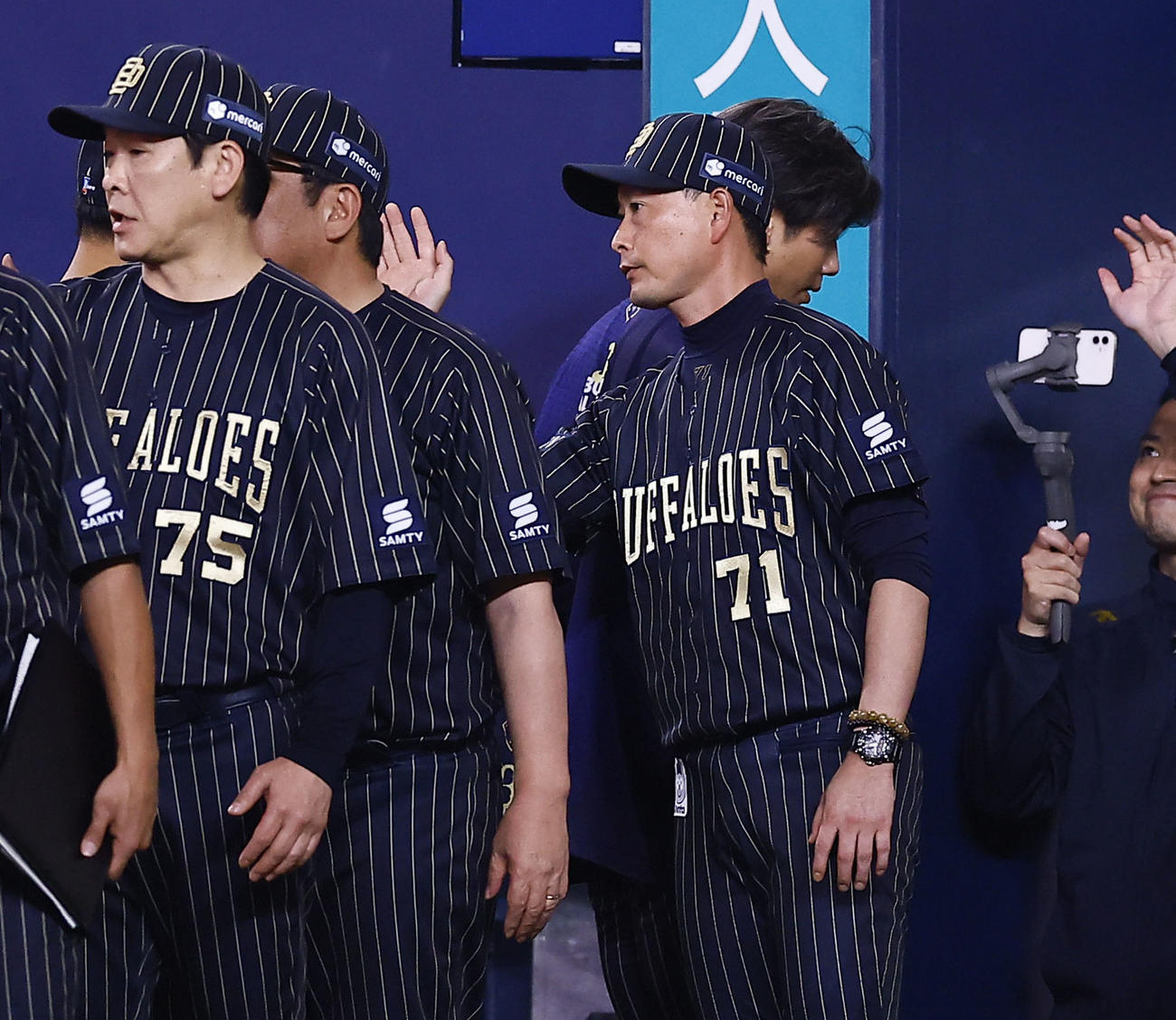 オリックス対巨人　巨人に勝利し、ナインを出迎えるオリックス岸田監督（撮影・藤尾明華）