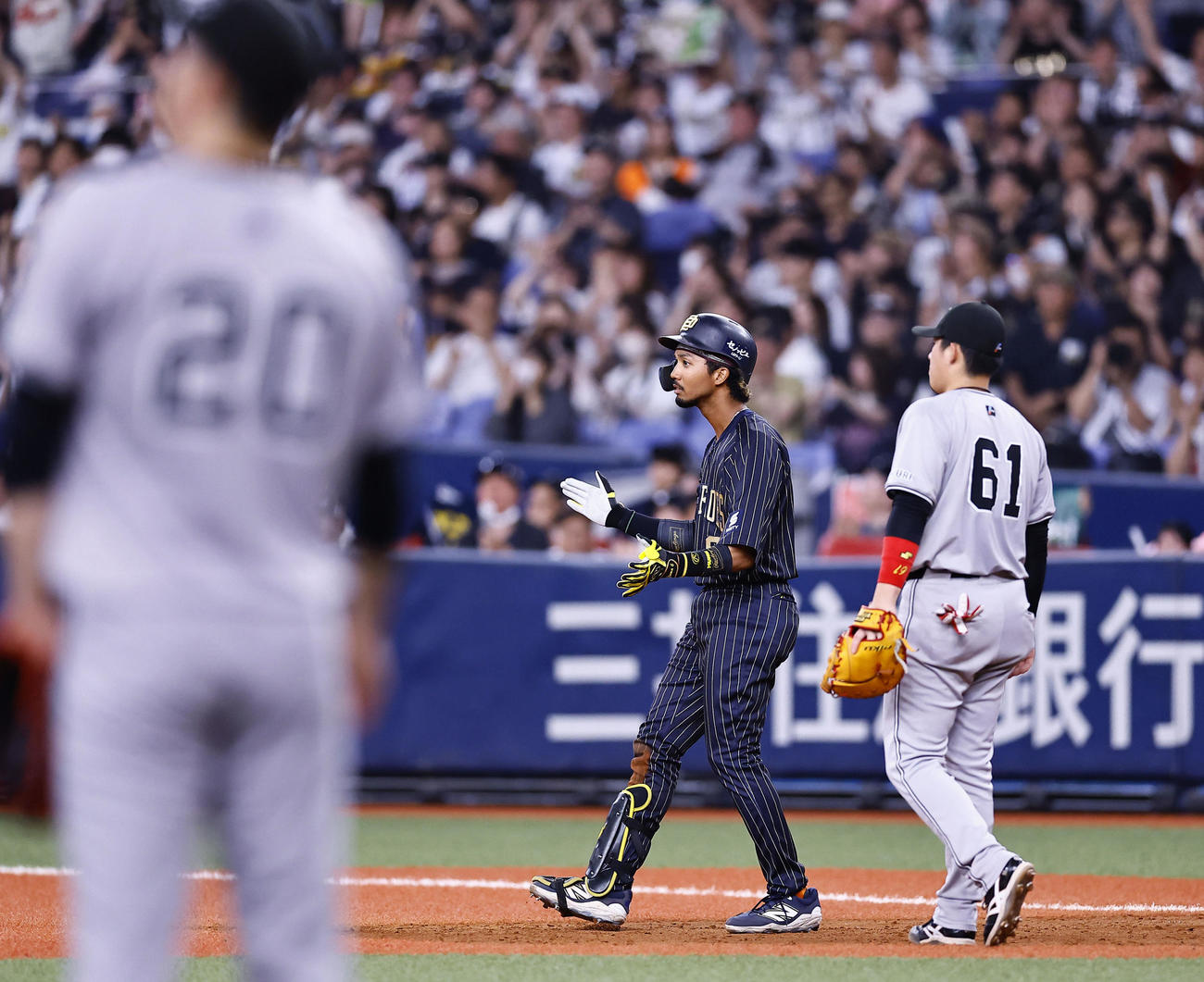 オリックス対巨人　5回裏オリックス無死一、三塁、宗は右前に同点適時打を放ち手をたたく（撮影・藤尾明華）
