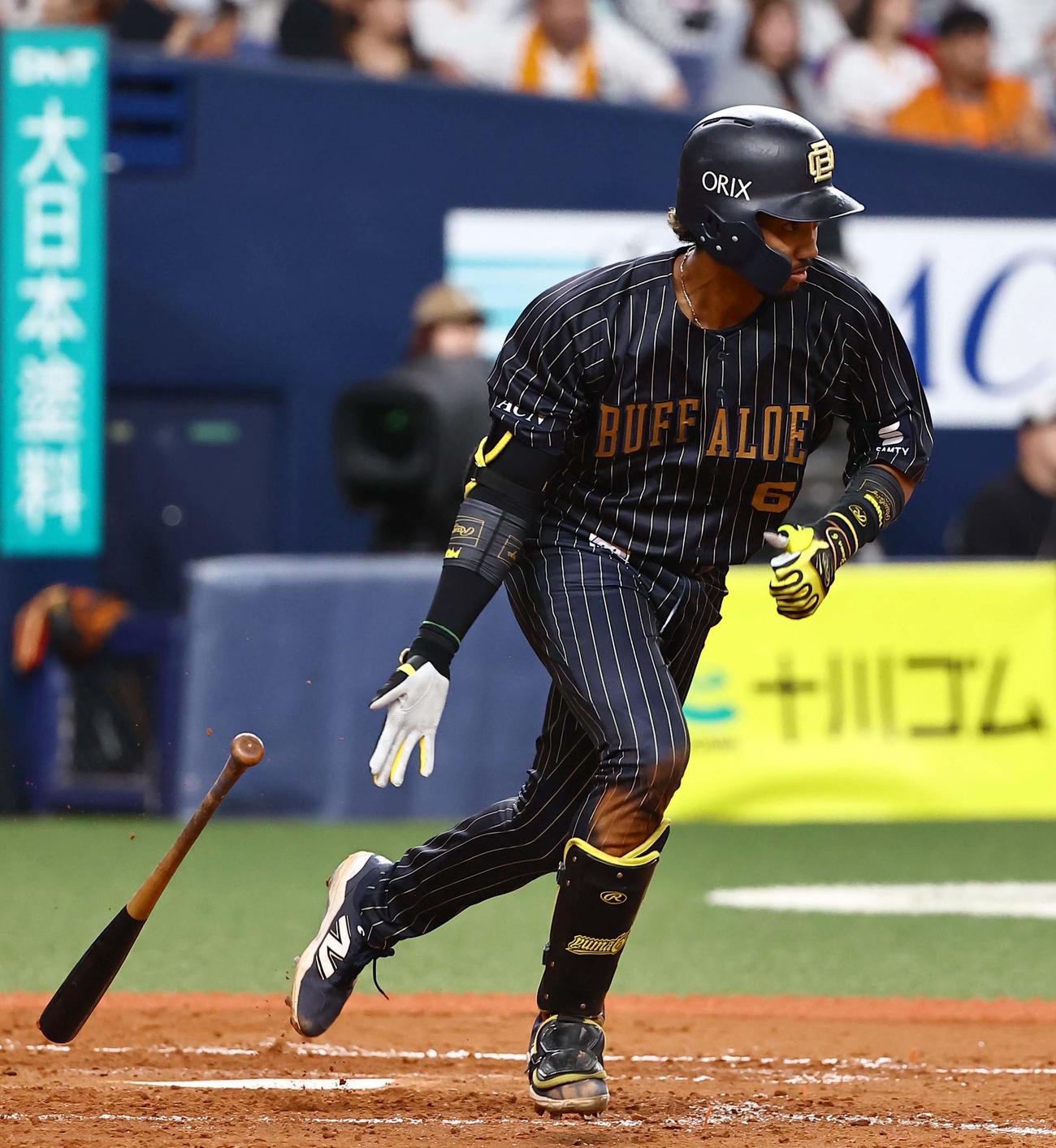 オリックス対巨人　5回裏オリックス無死一、三塁、宗は同点適時打を放つ（撮影・上田博志）