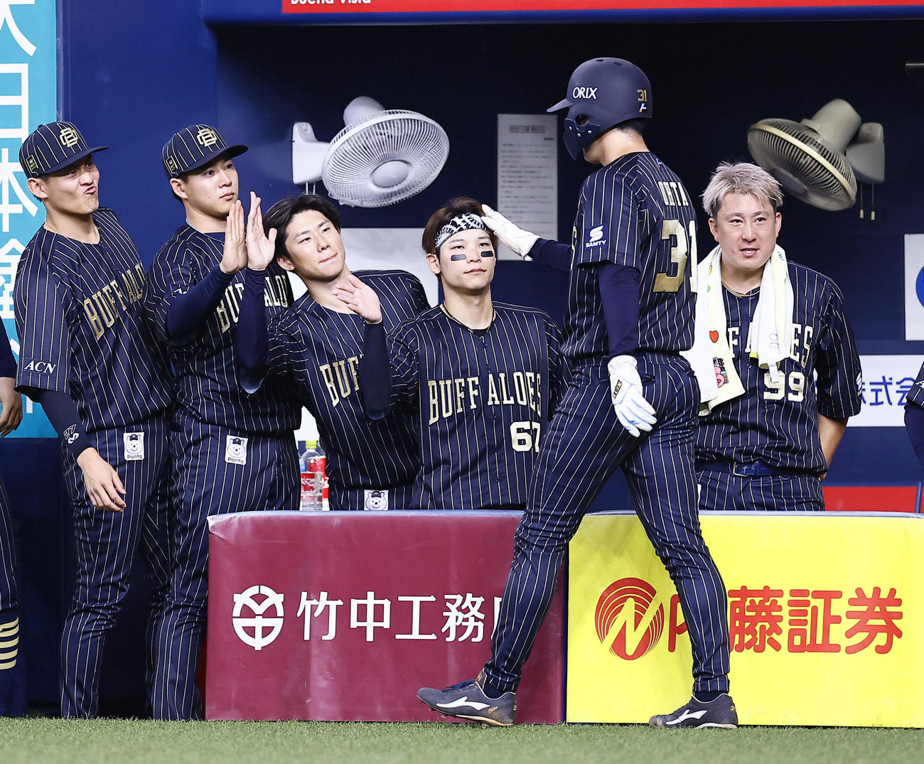 オリックス対巨人　5回裏オリックス2死一、三塁、頓宮の右前適時打で生還した太田を出迎える曽谷（左から3人目）（撮影・藤尾明華）