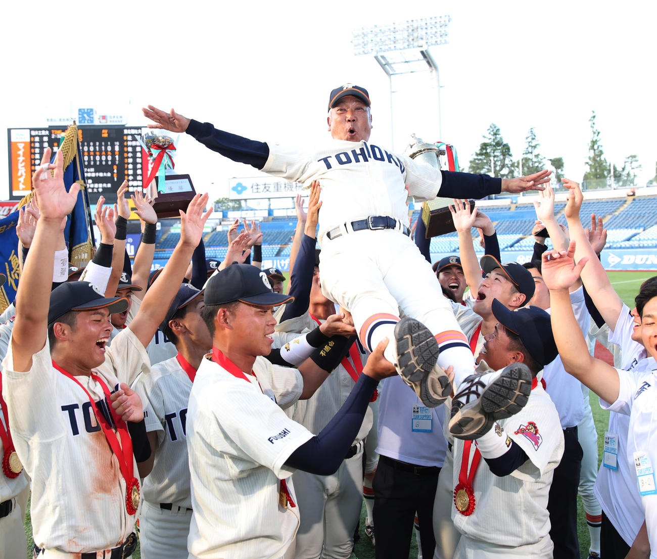 優勝した東北福祉大・山路監督はナインから胴上げされる（撮影・柴田隆二）