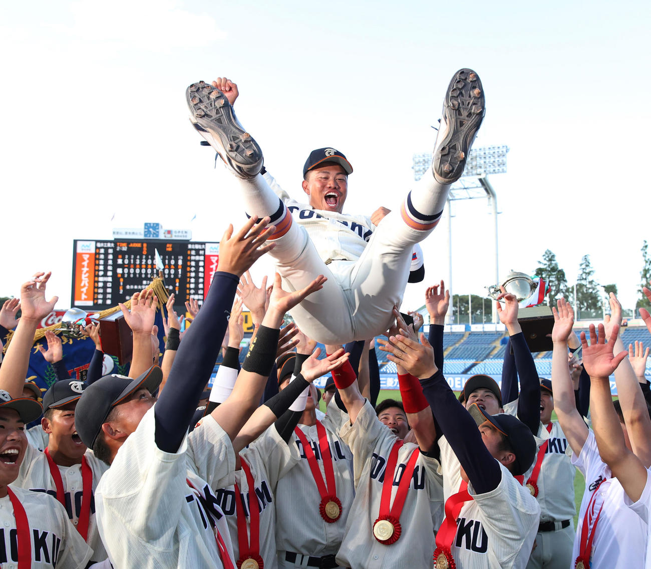 優勝した東北福祉大・仲宗根主将はナインから胴上げされる（撮影・柴田隆二）