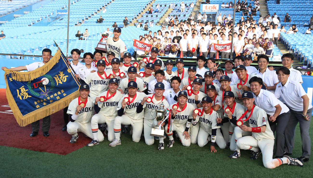 優勝した東北福祉大ナインは応援団と記念撮影にする（撮影・柴田隆二）