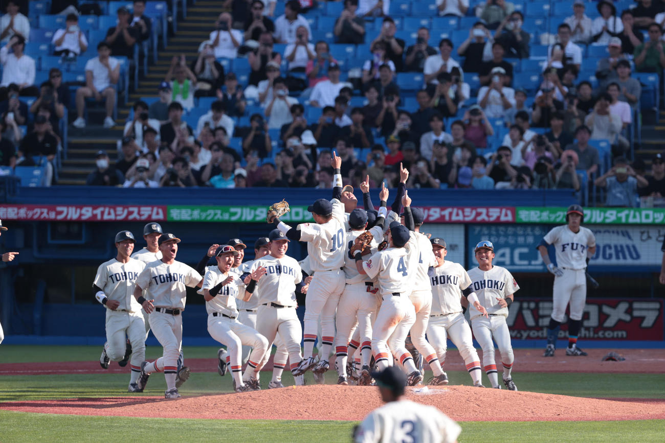 優勝した東北福祉大ナインは歓喜の輪をつくる（撮影・柴田隆二）
