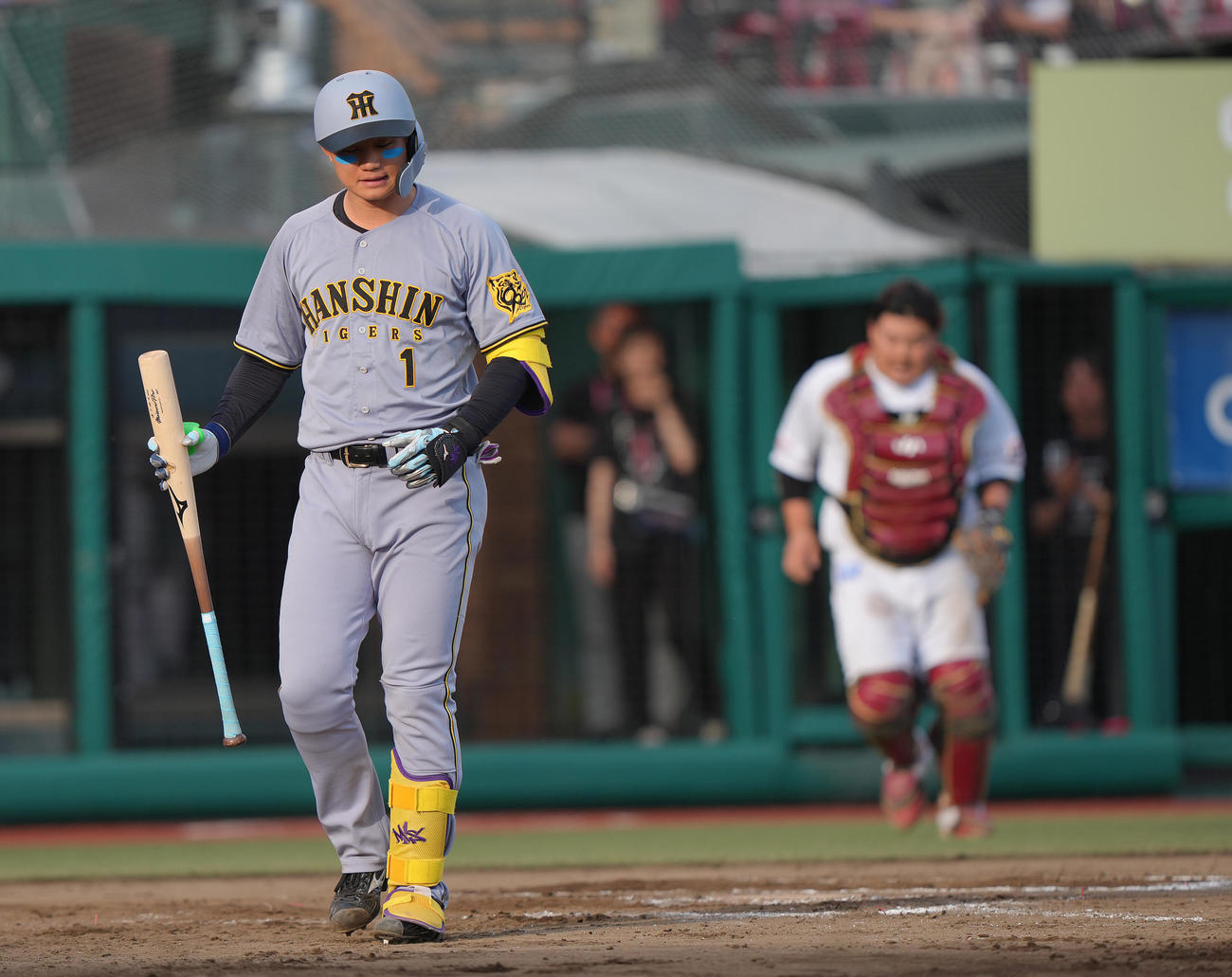 楽天対阪神　12回表阪神2死一塁、邪飛に倒れた森下（撮影・足立雅史）