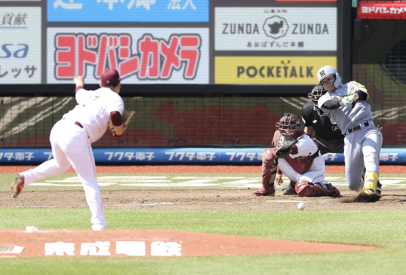 楽天対阪神　5回表阪神2死満塁、遊ゴロに倒れる森下。投手藤井（撮影・河田真司）