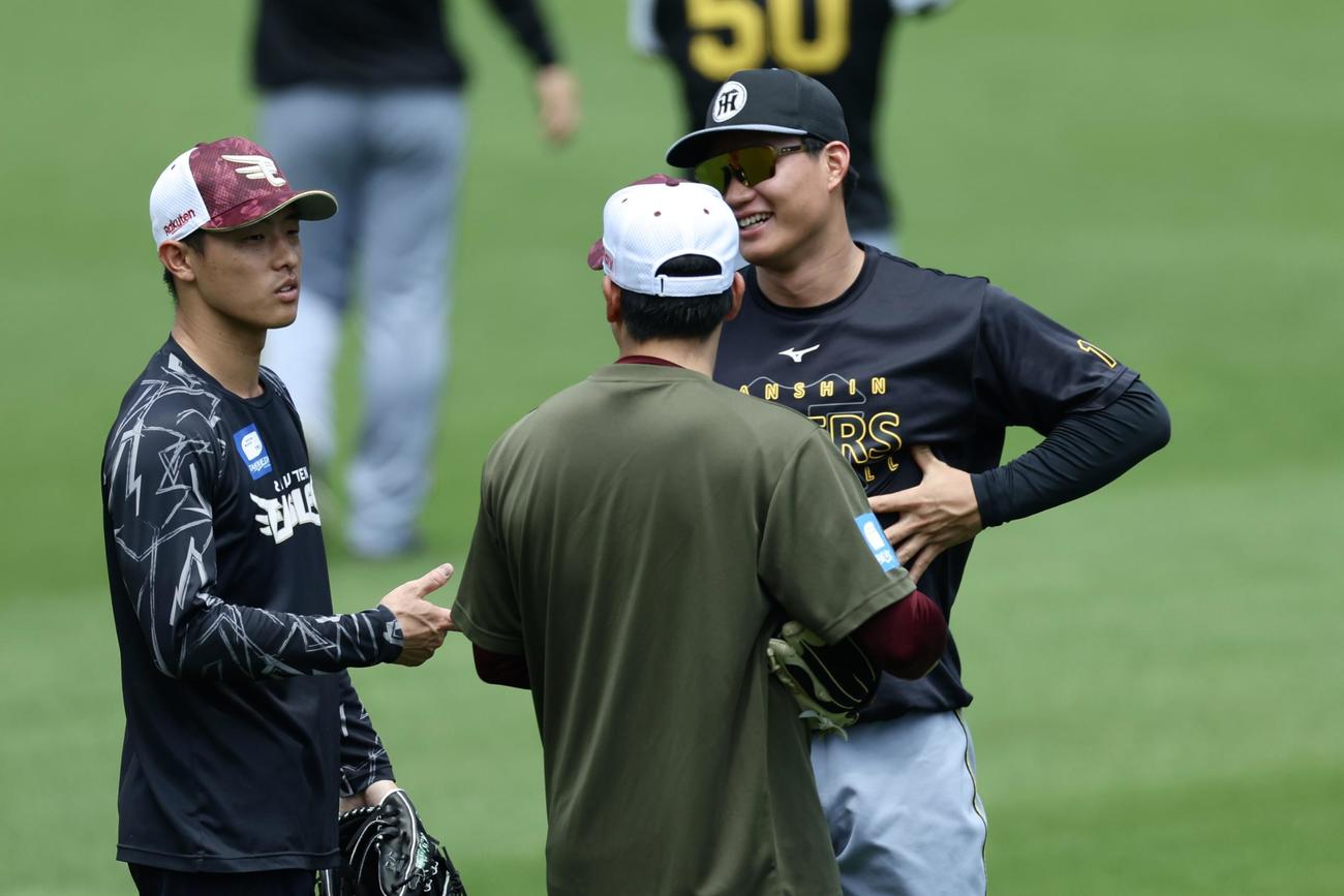 楽天対阪神　試合前、阪神森下（右）と言葉を交わす楽天辰己（撮影・河田真司）