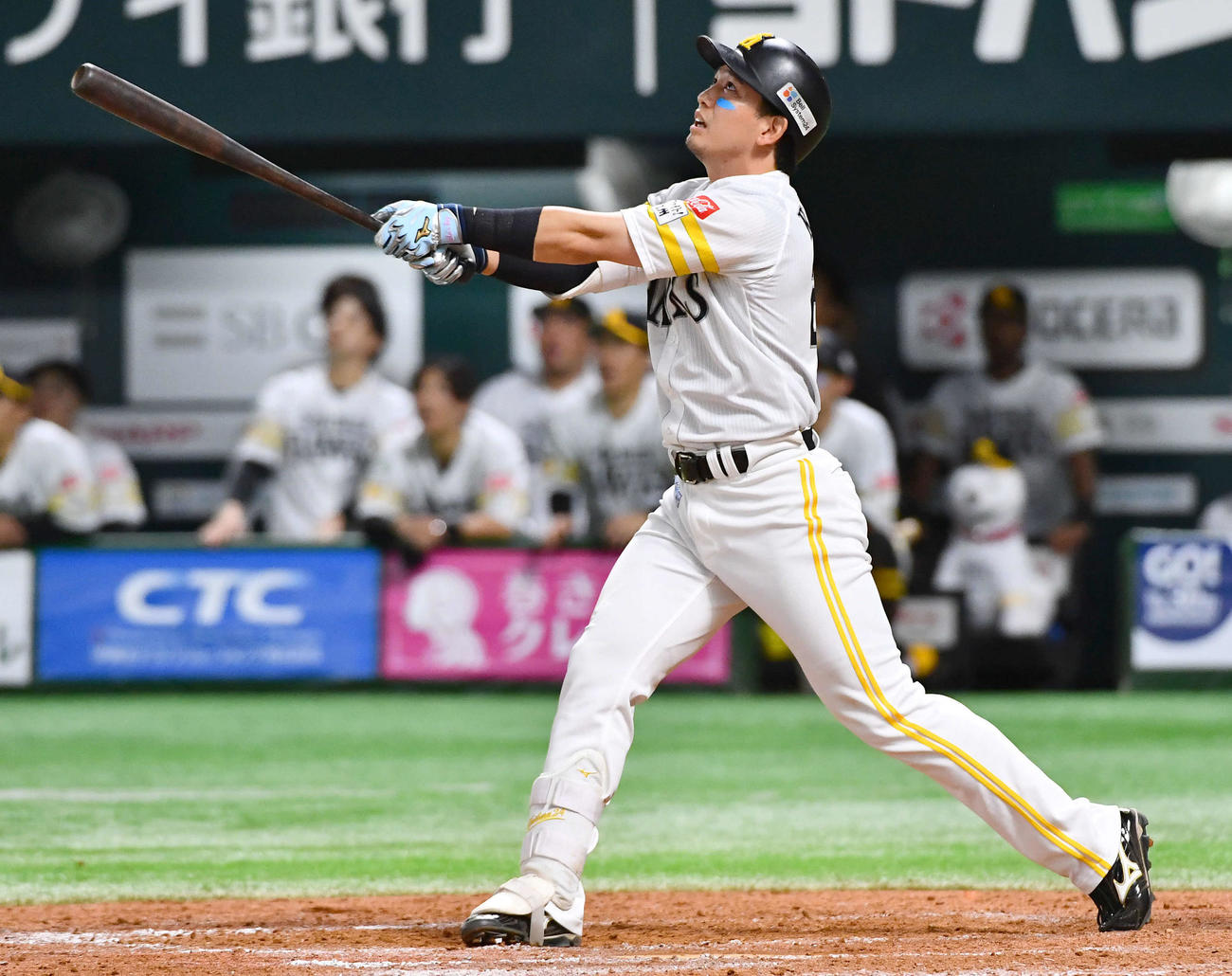 ソフトバンク対DeNA 8回裏ソフトバンク無死一、三塁、栗原は勝ち越しの中犠飛を放つ（撮影・岩下翔太）