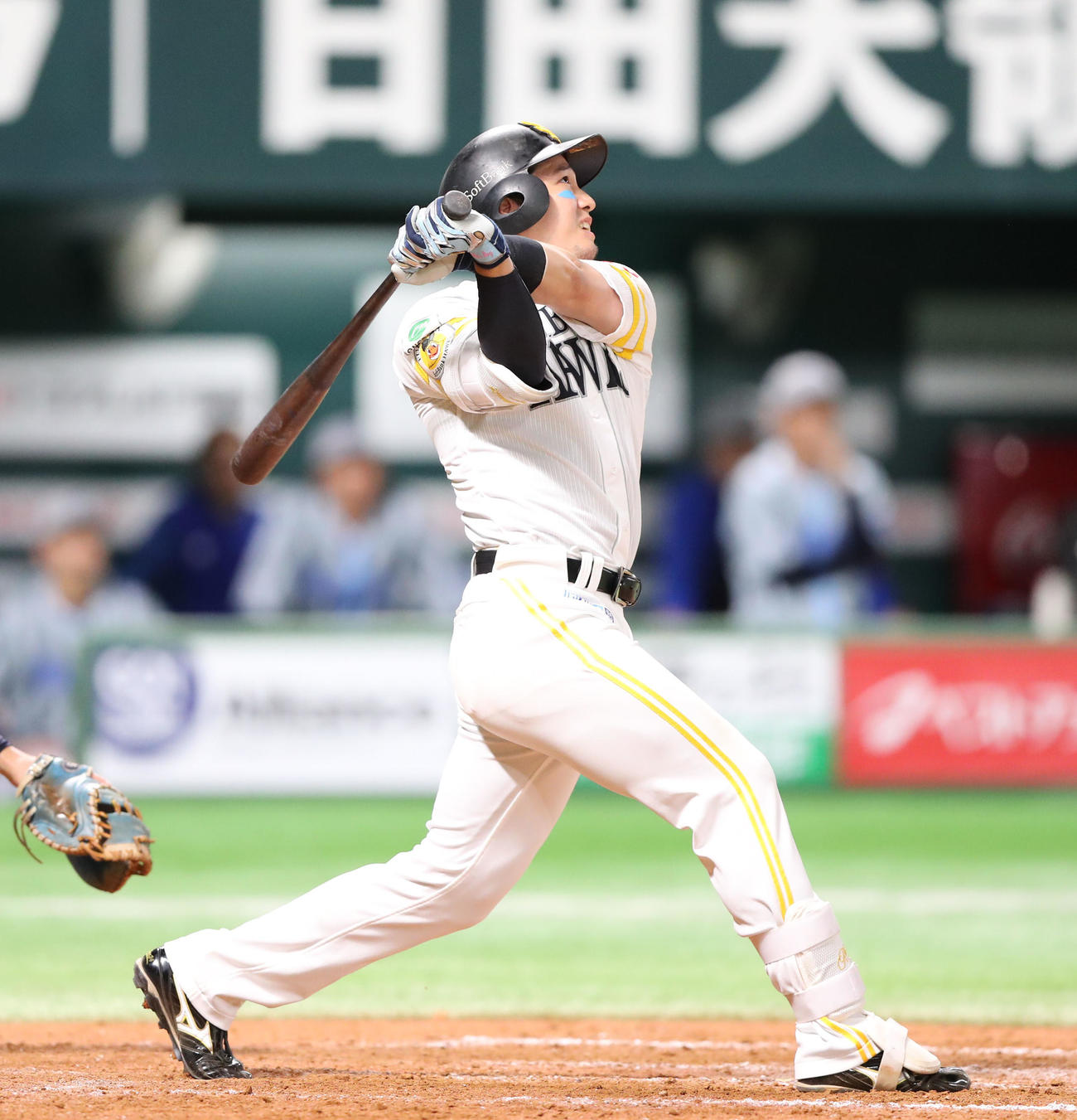 ソフトバンク対DeNA 8回裏ソフトバンク無死一、三塁、栗原は中犠飛を放つ（撮影・梅根麻紀）