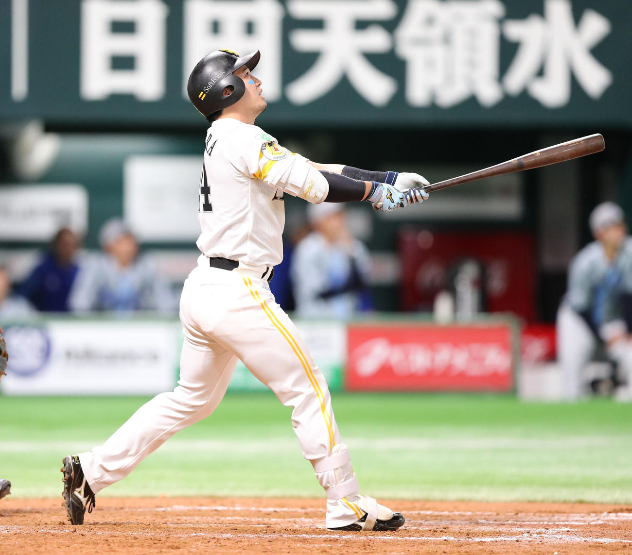 ソフトバンク対DeNA 8回裏ソフトバンク無死一、三塁、栗原は中犠飛を放つ（撮影・梅根麻紀）