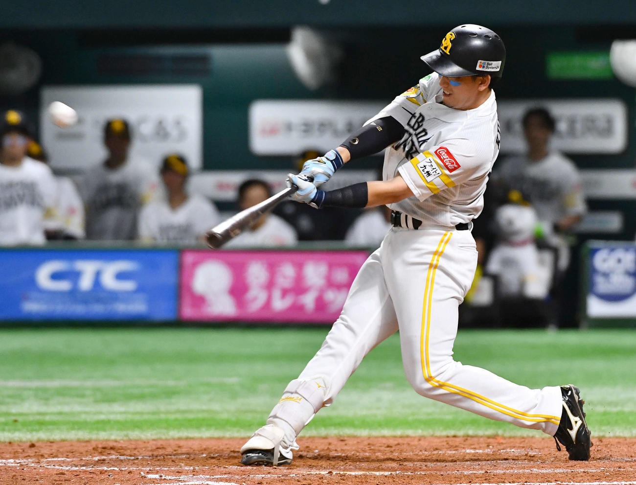 ソフトバンク対DeNA 5回裏ソフトバンク無死、栗原は中越え二塁打を放つ（撮影・岩下翔太）