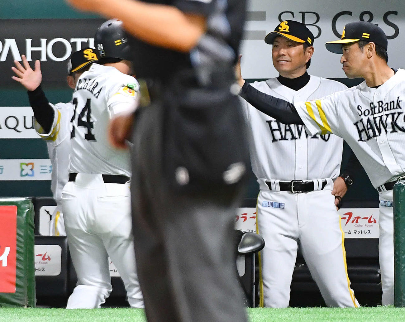 ソフトバンク対DeNA 8回裏ソフトバンク無死一、三塁、勝ち越しの中犠飛を放った栗原（左）とタッチを交わす小久保監督（右から2人目）と村上コーチ（撮影・岩下翔太）