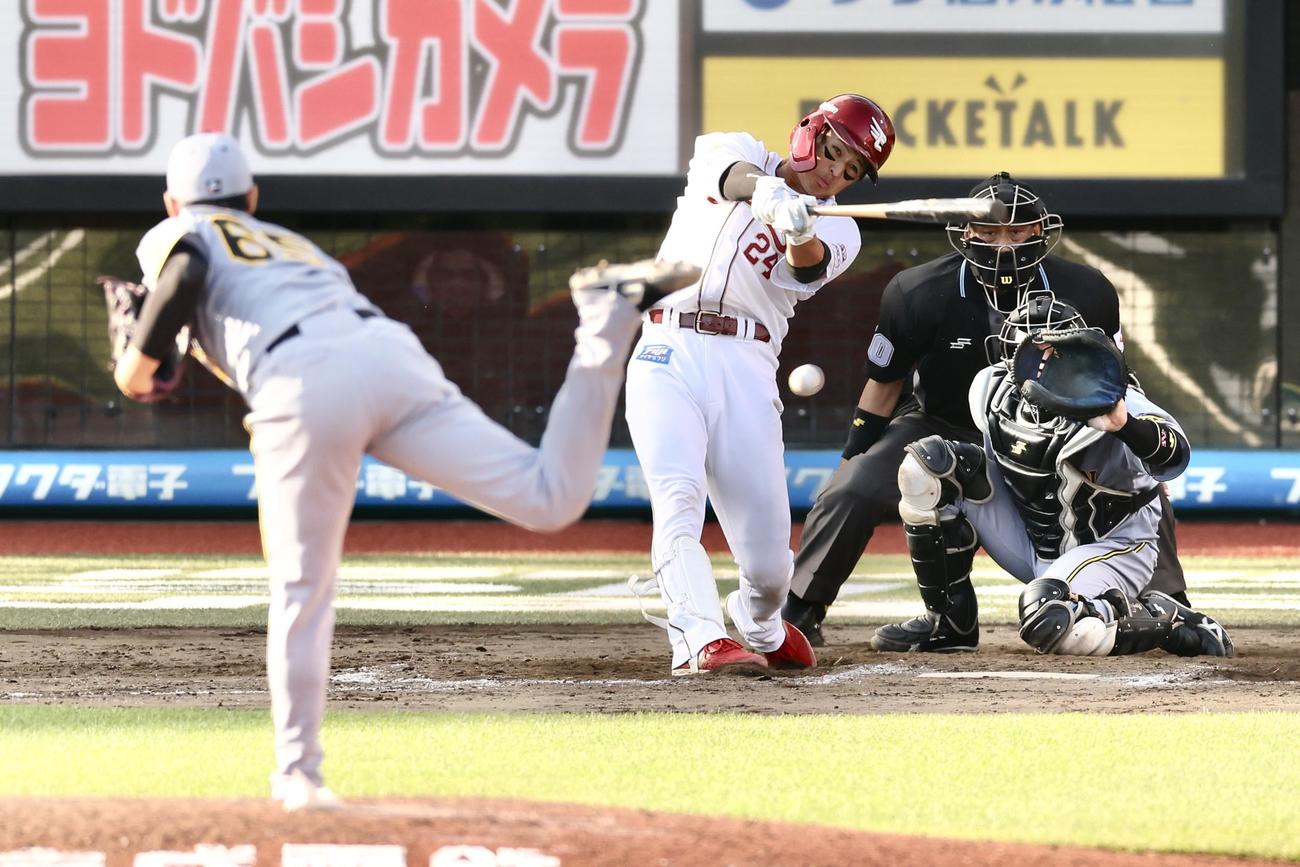 楽天対阪神　延長12回裏楽天1死一塁、サヨナラの内野安打を放つ黒川。投手湯浅（撮影・河田真司）