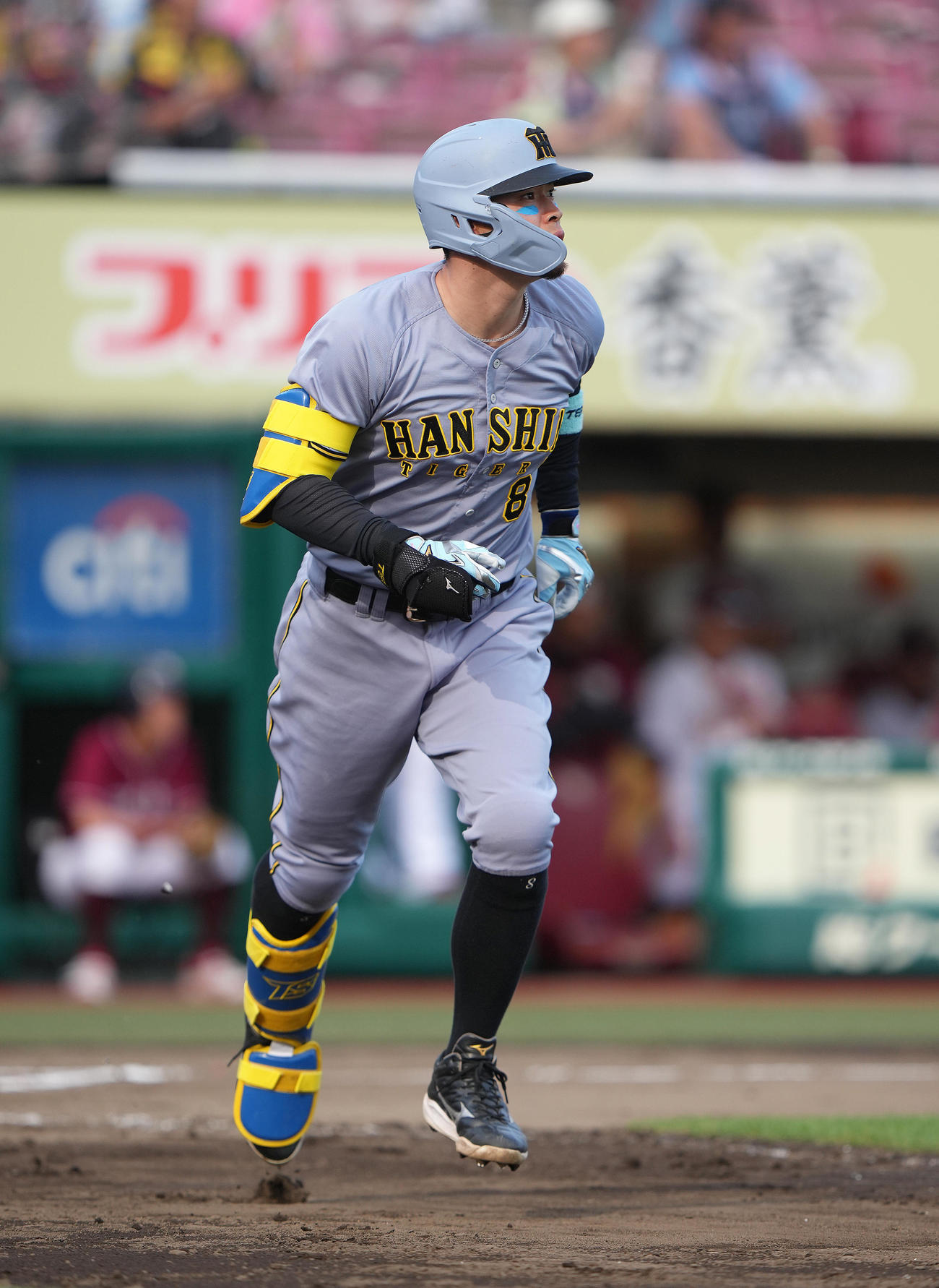 楽天対阪神　11回表阪神無死、佐藤輝は右中間に長打を放つも走り出しが遅く単打となる（撮影・足立雅史）