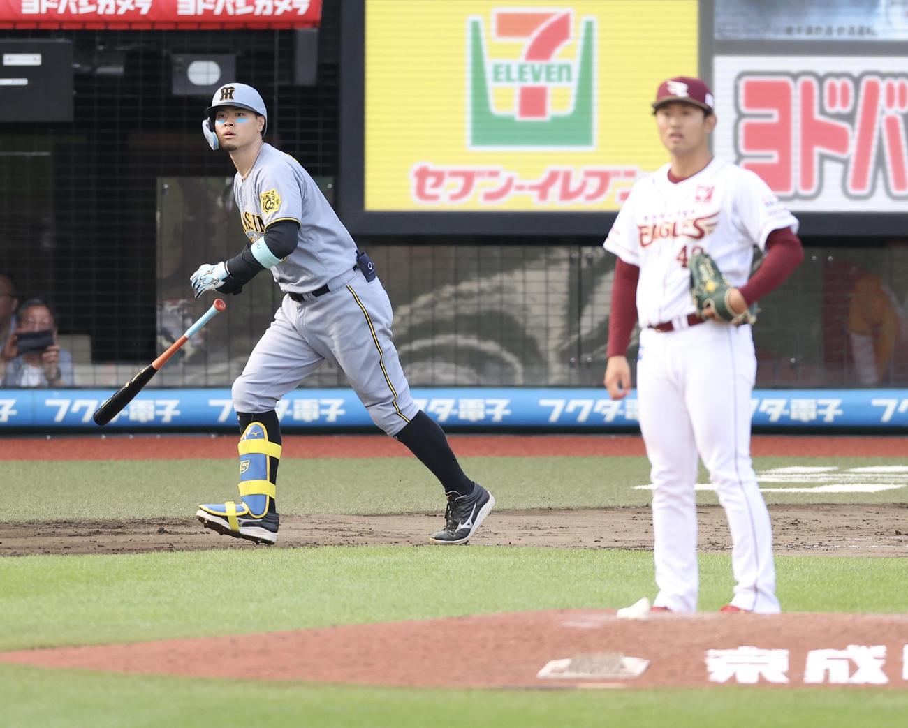 楽天対阪神　延長11回表阪神無死、フェンス直撃の安打を放つ佐藤輝。投手江原（撮影・河田真司）