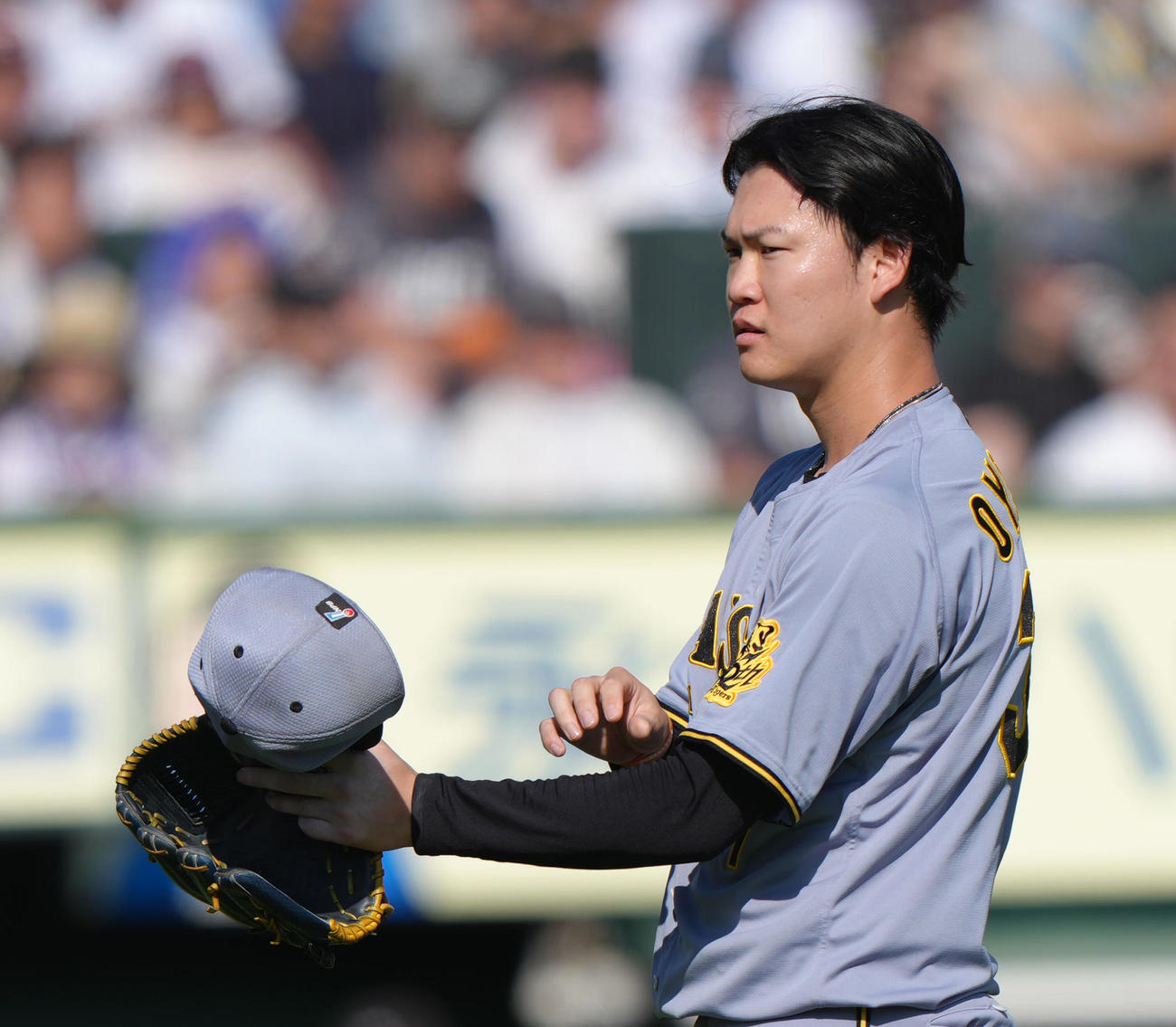 楽天対阪神　8回裏楽天無死一塁、村林に死球を与え帽子を取る及川（撮影・足立雅史）