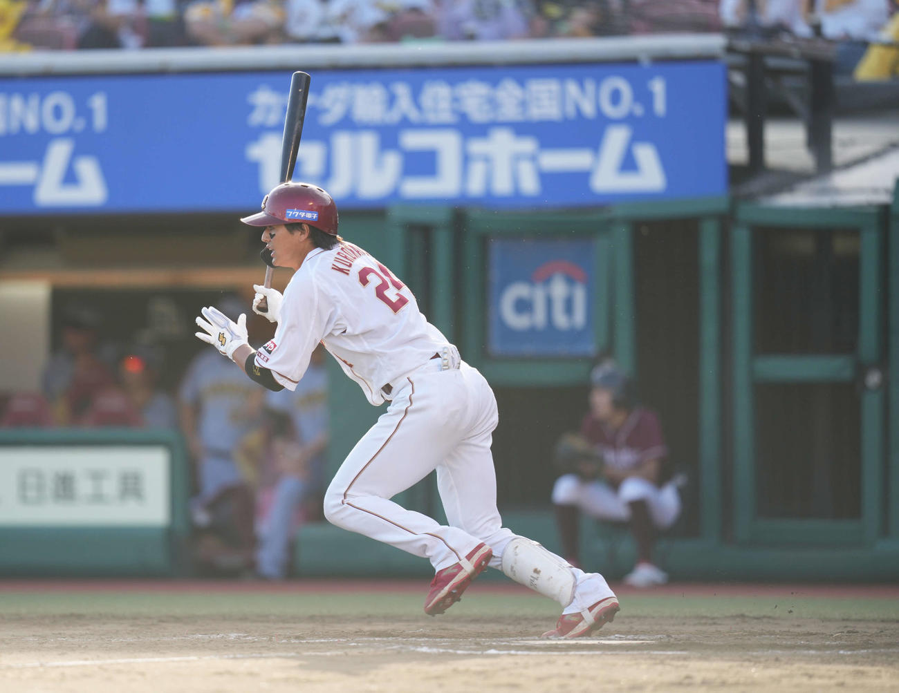 楽天対阪神　12回裏楽天1死一、三塁、サヨナラ打を放つ黒川（撮影・井上学）