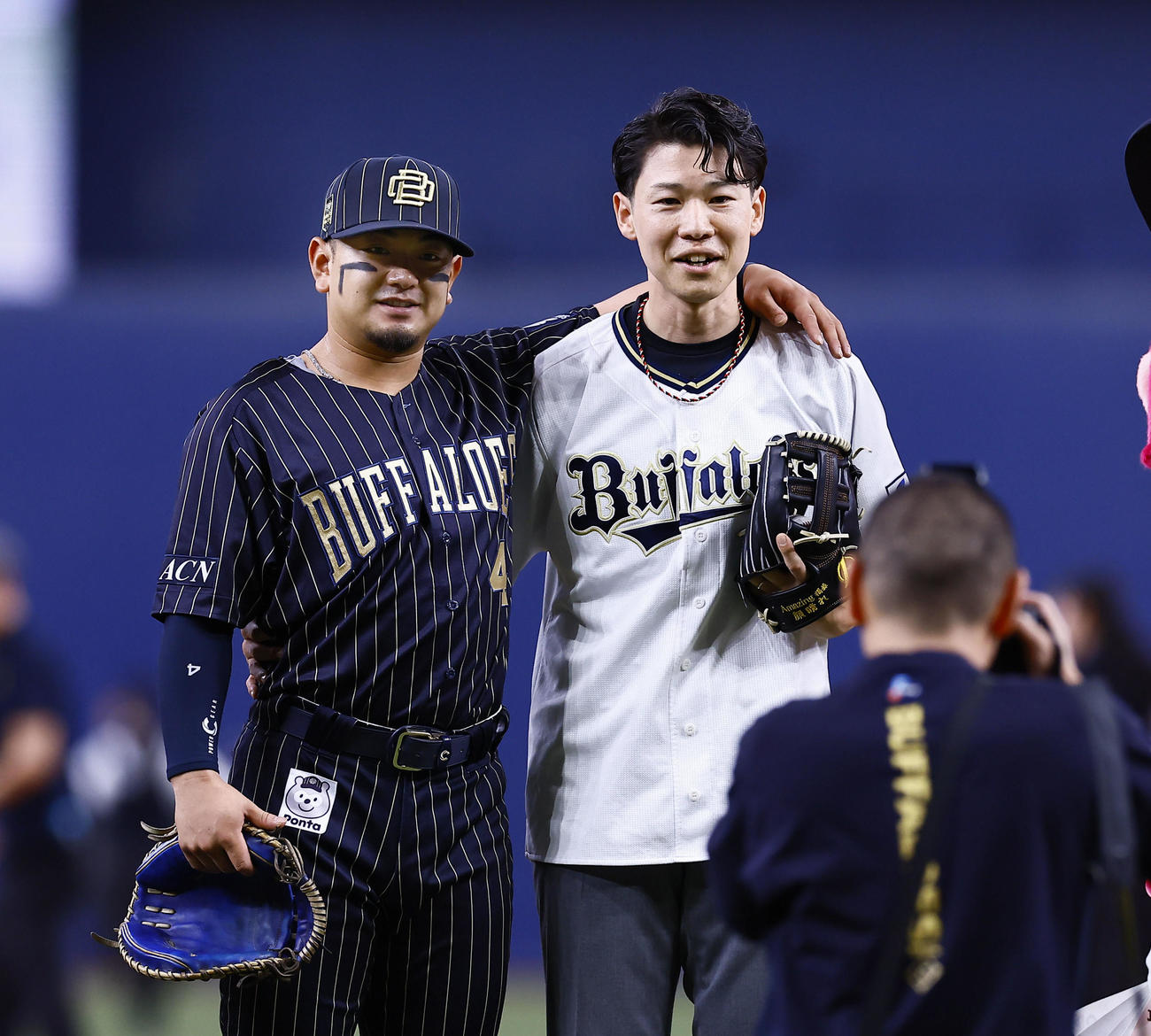オリックス対巨人　始球式を終え、写真に納まる福森大翔さん（右）とオリックス森（撮影・藤尾明華）