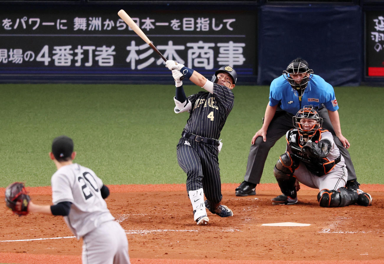 オリックス対巨人　5回裏オリックス1死一、三塁、森は勝ち越し右前適時打を放つ。投手戸郷（撮影・加藤哉）