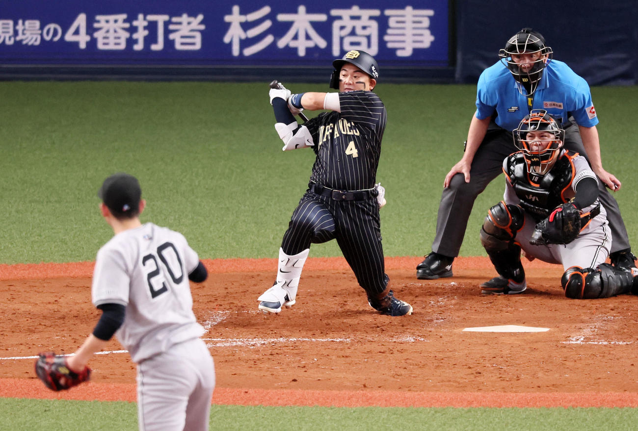 オリックス対巨人　5回裏オリックス1死一、三塁、森は勝ち越し右前適時打を放つ。投手戸郷（撮影・加藤哉）