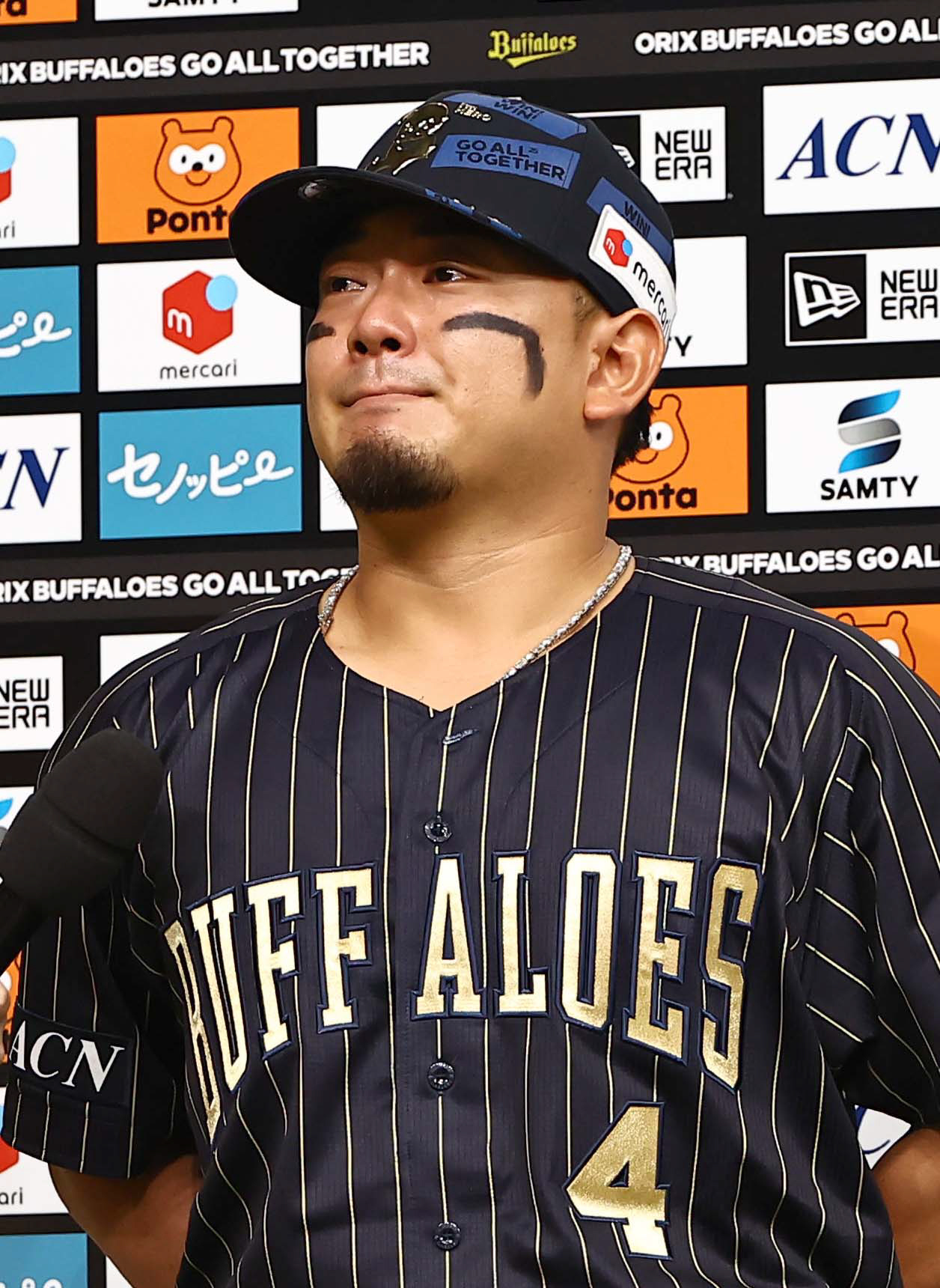 オリックス対巨人　お立ち台で涙を流す森（撮影・上田博志）