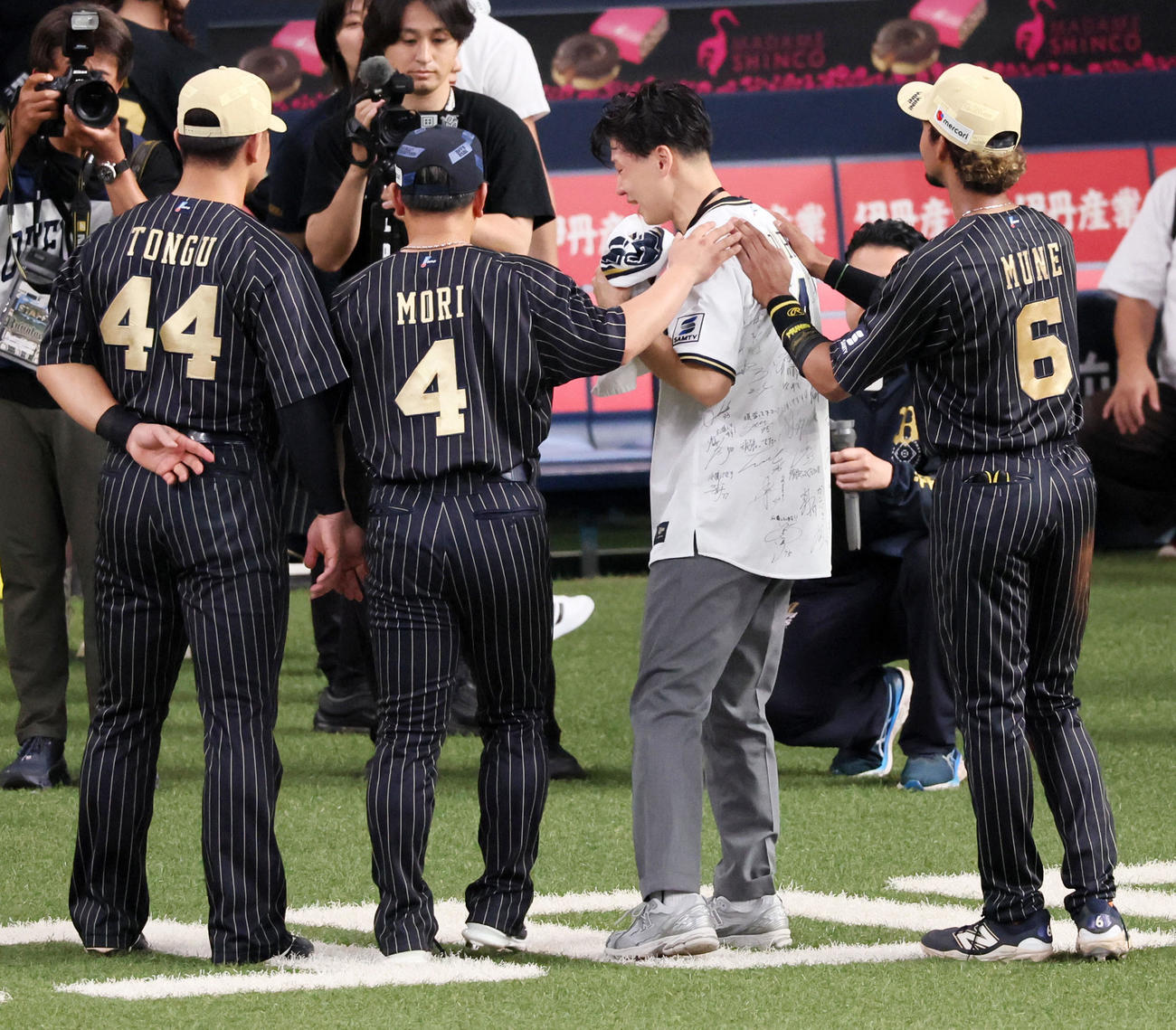 オリックス対巨人　涙しながら記念写真に納まる、希少がんと闘う森の同級生・福森大翔さん（左から3人目）。左は頓宮、右は宗（撮影・加藤哉）
