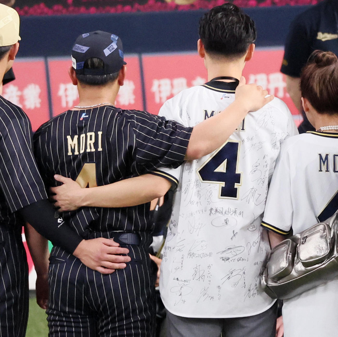 オリックス対巨人　記念写真に納まる福森大翔さん（右）の肩にしっかり手をかける同級生の森（撮影・加藤哉）