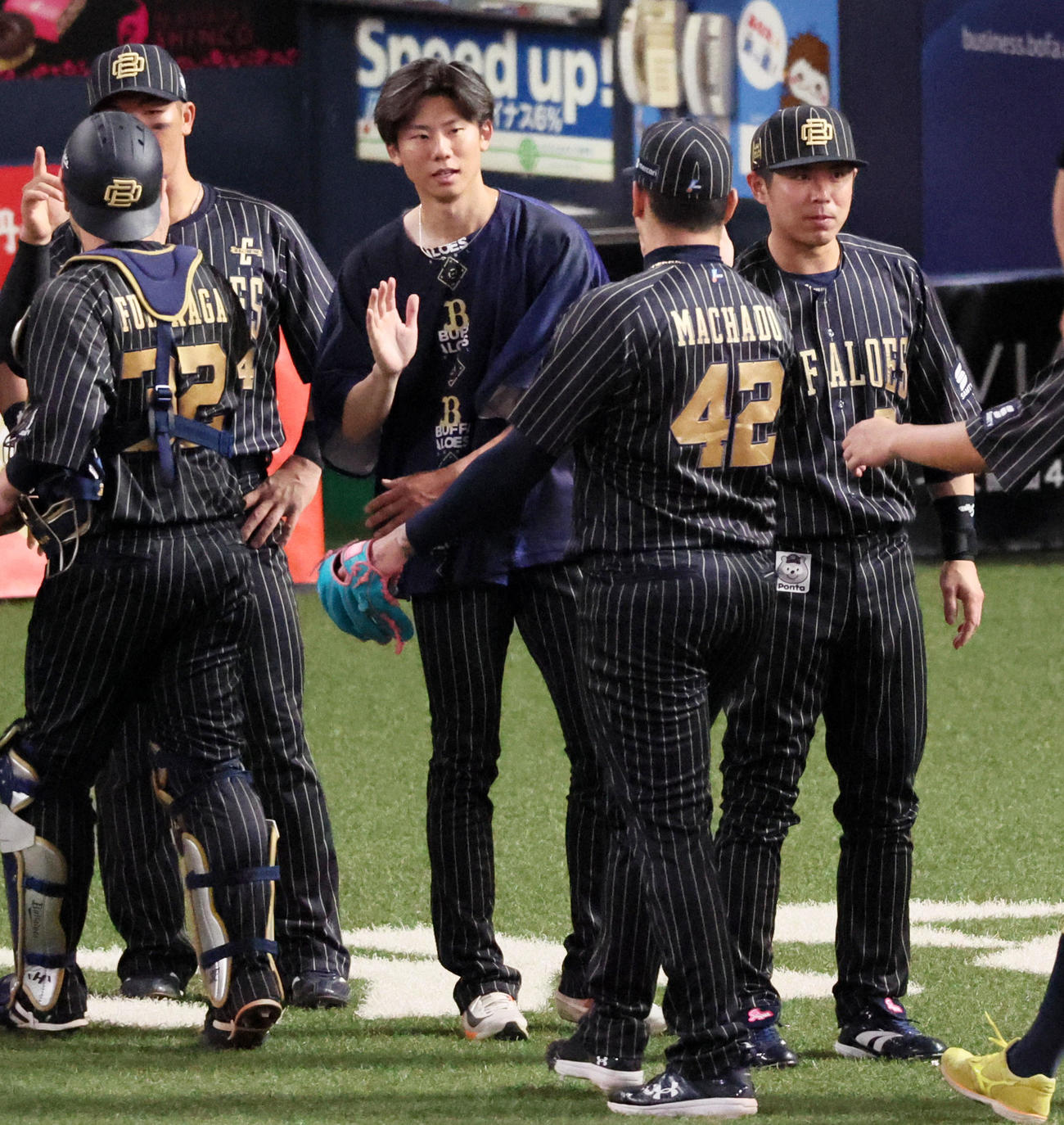 オリックス対巨人　巨人に3連勝しベンチ前でナインを迎える曽谷（撮影・加藤哉）