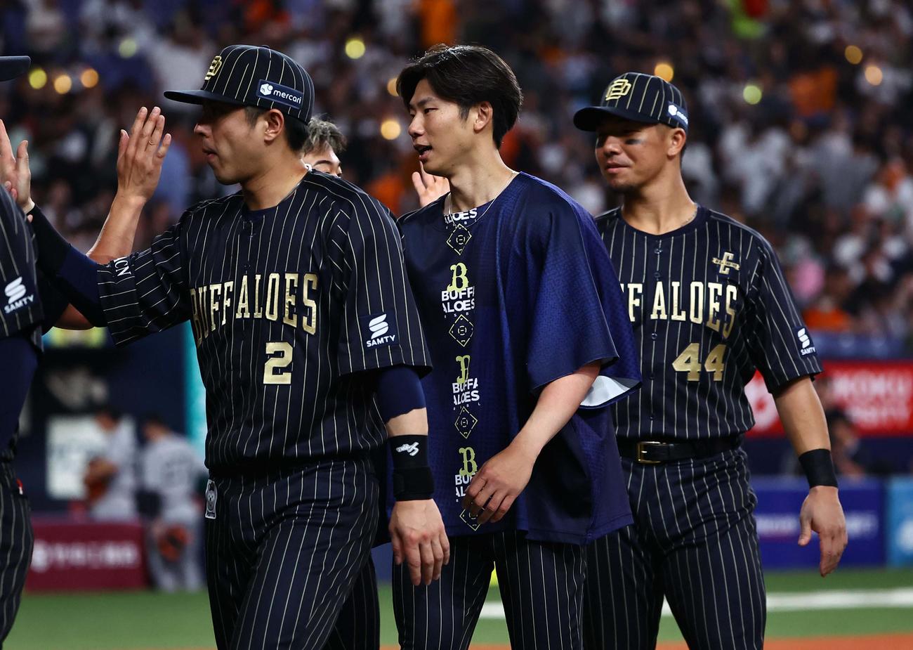 オリックス対巨人　巨人に勝利した曽谷（中央）はナインとハイタッチして喜ぶ（撮影・上田博志）